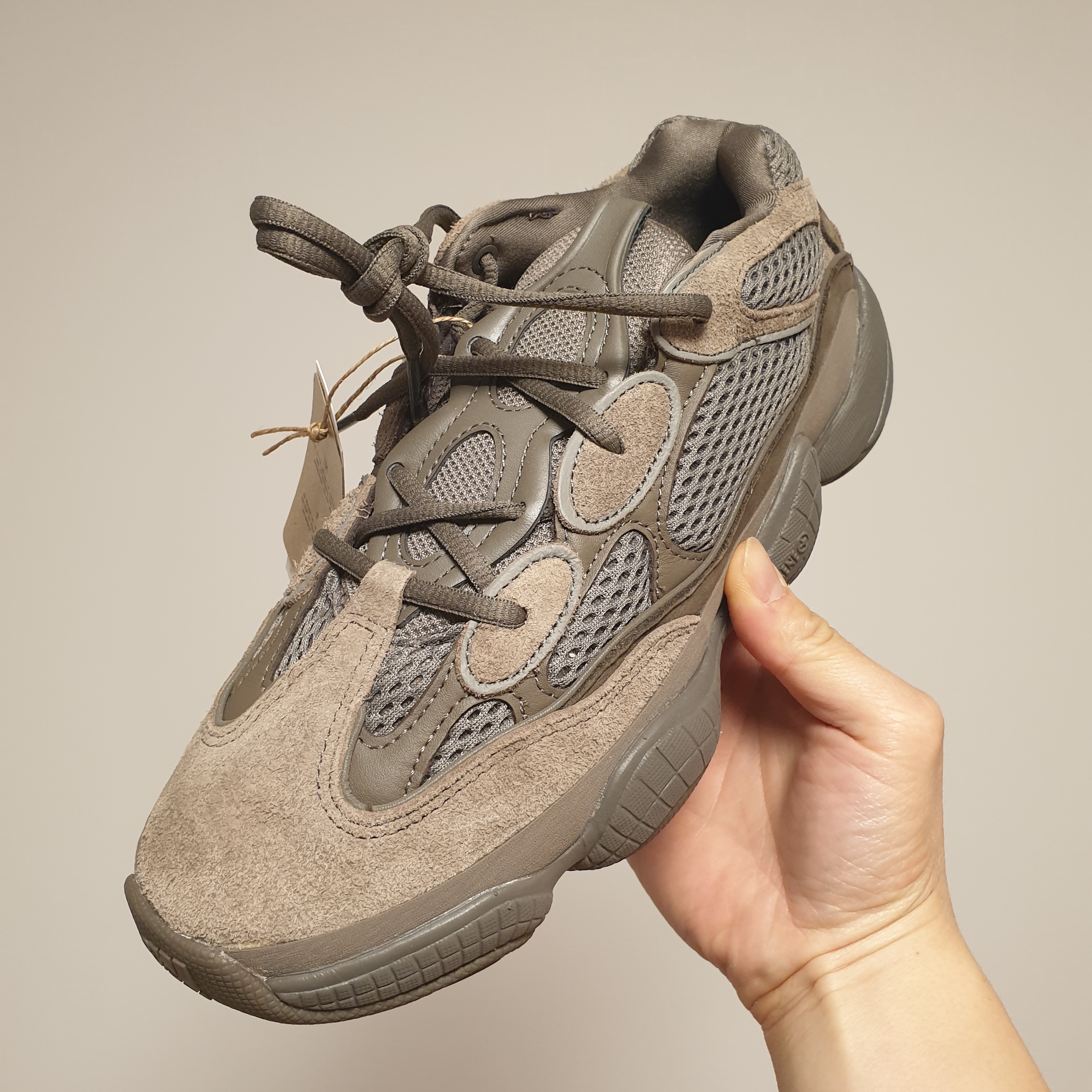 Adidas Yeezy 500 Clay Brown 착용 스타일 - 1