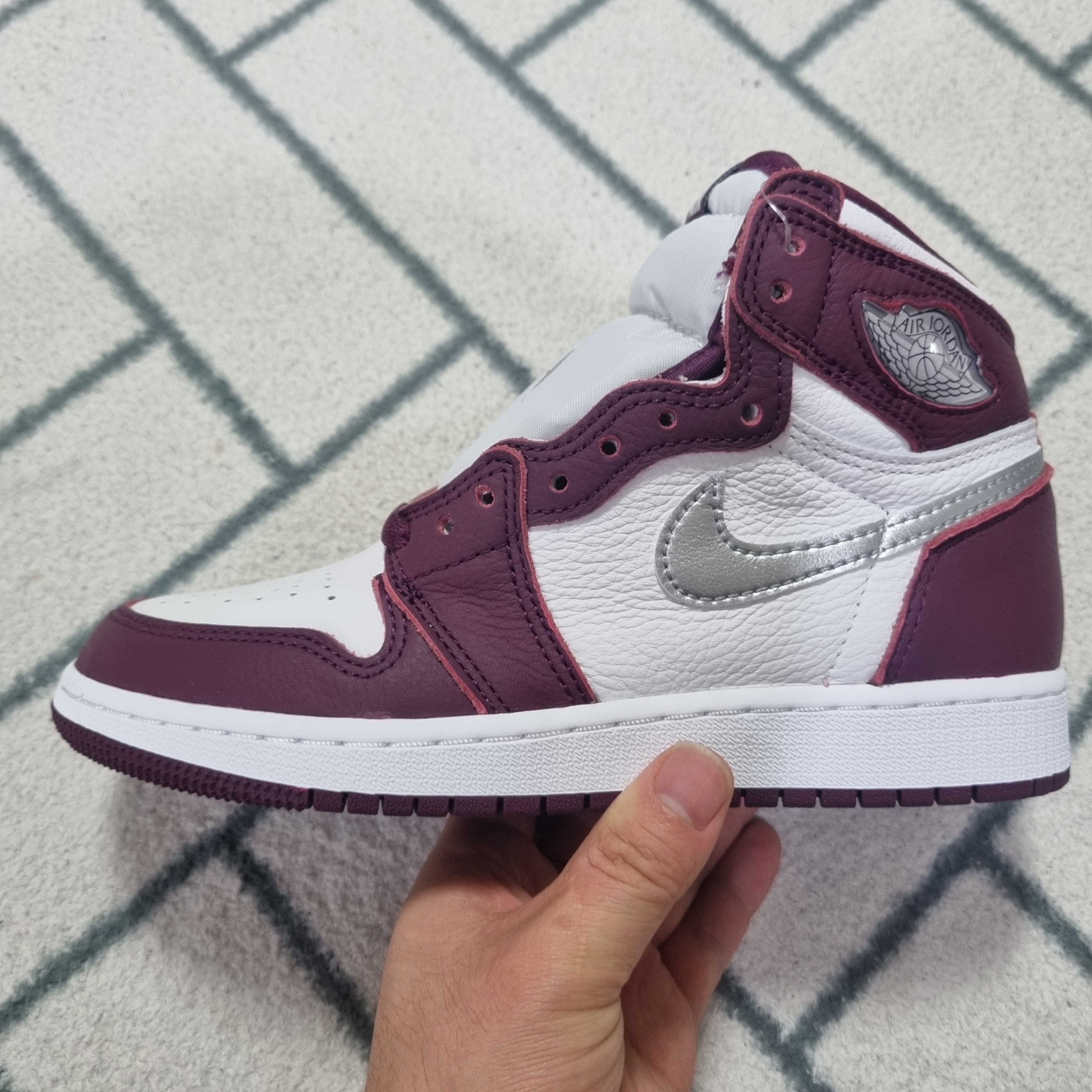 (GS) Jordan 1 Retro High OG Bordeaux 착용 스타일 - 2