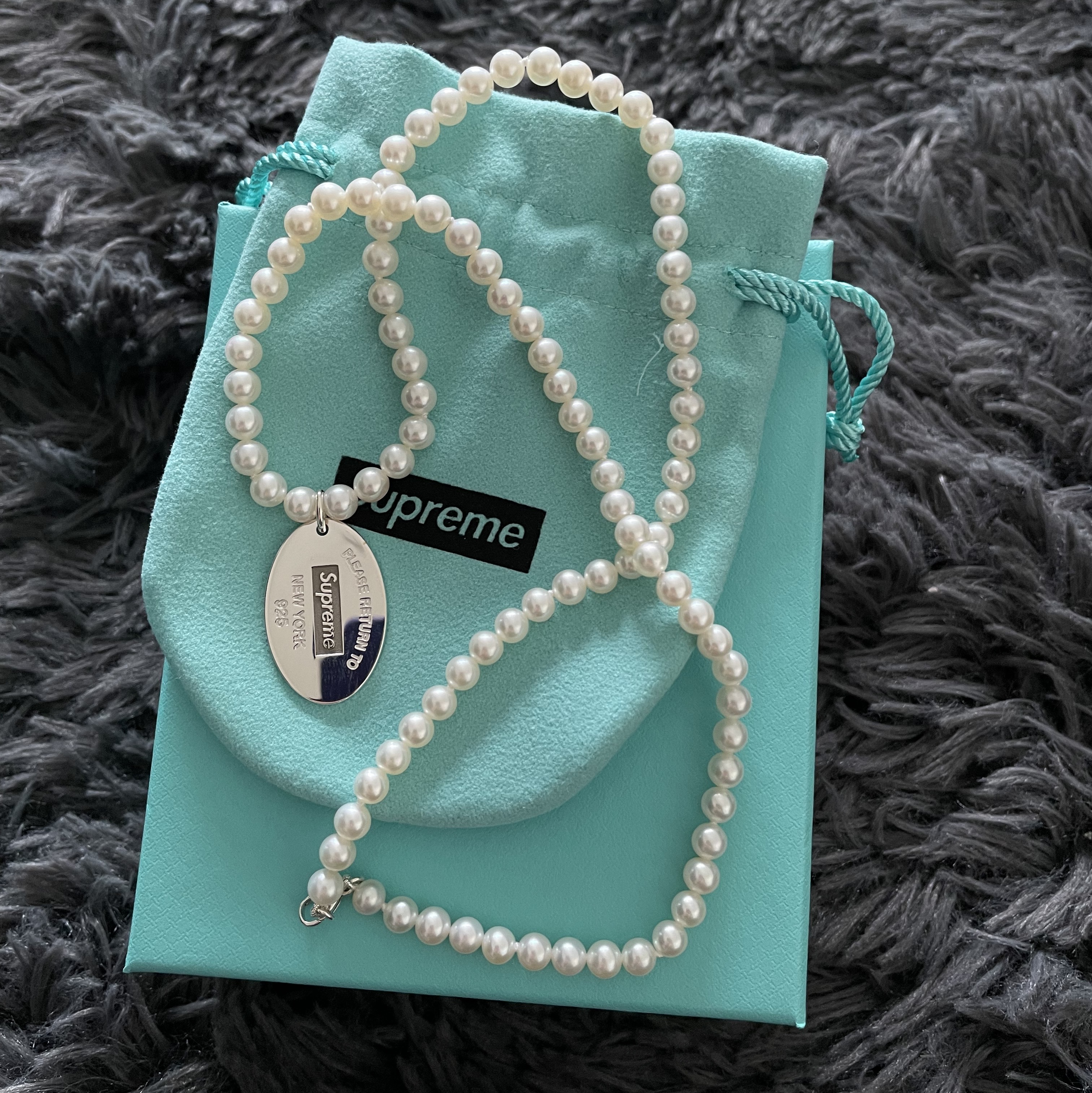 Supreme x Tiffany & Co. Box Logo T-Shirt White - 21FW, Supreme x Tiffany & Co. Return to Tiffany Oval Tag Pearl Necklace - 21FW 착용 스타일 - 2