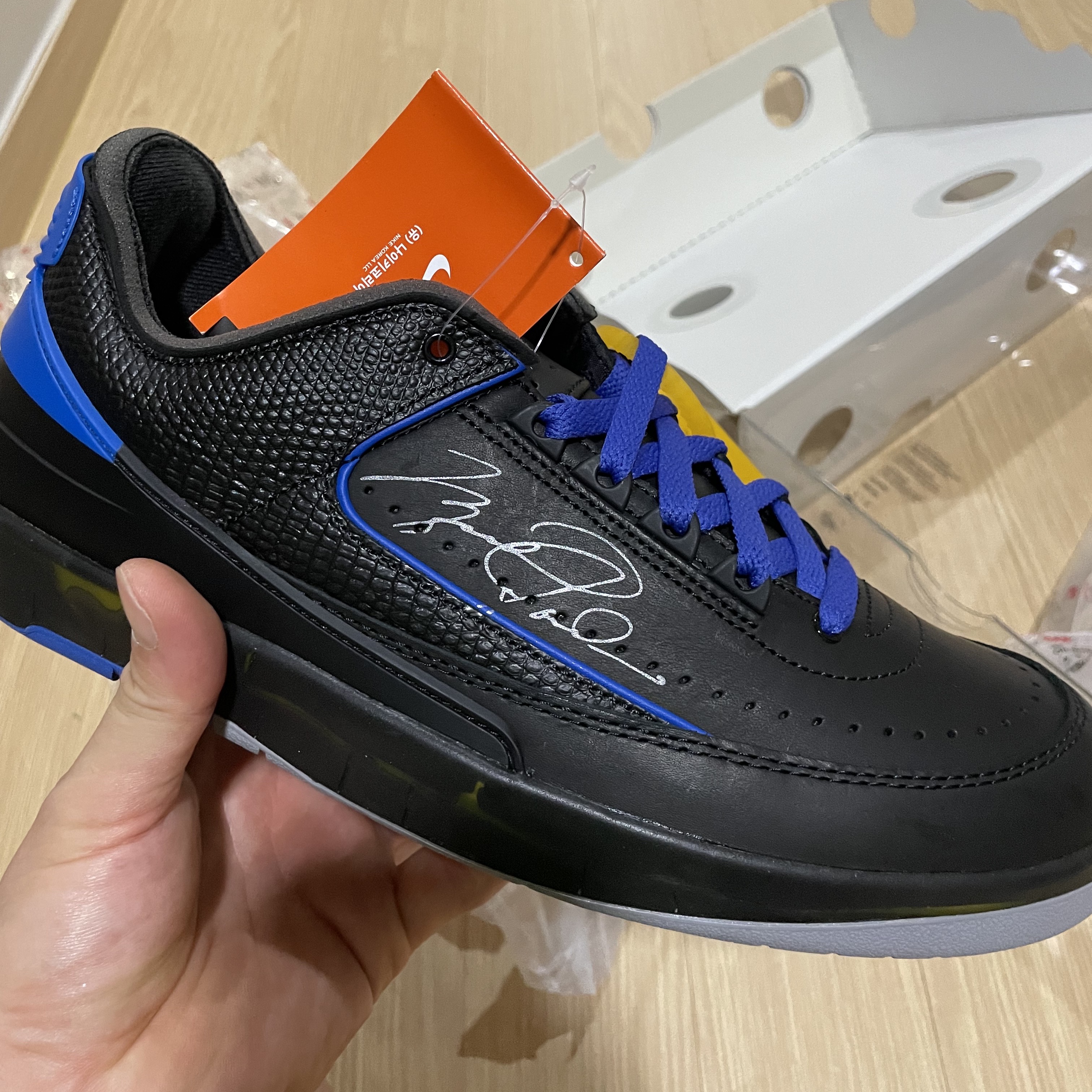 Jordan 2 x Off-White Retro Low SP Black and Varsity Royal 착용 스타일 - 1