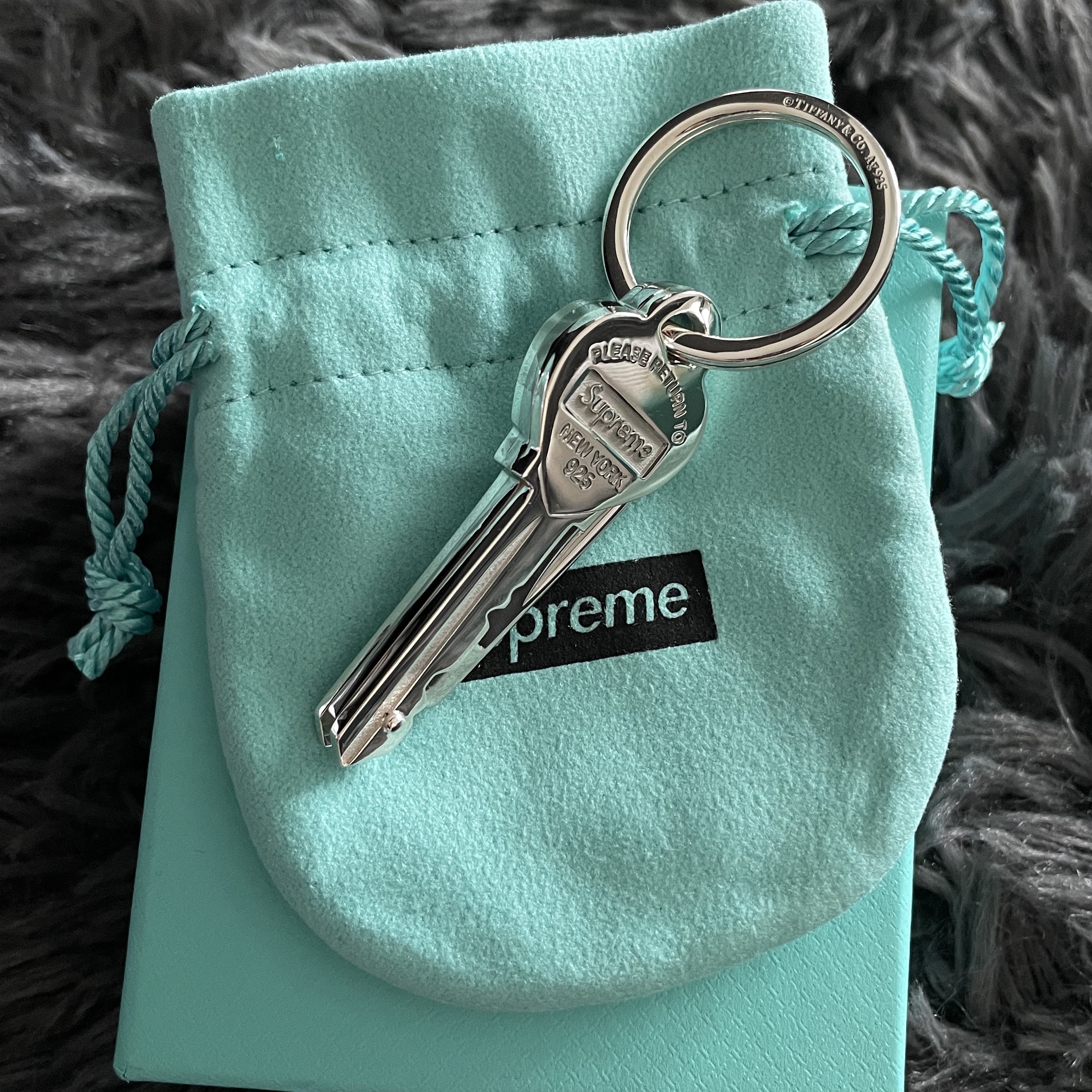 Supreme x Tiffany & Co. Box Logo T-Shirt White - 21FW, Supreme x Tiffany & Co. Return to Tiffany Oval Tag Pearl Necklace - 21FW 착용 스타일 - 4