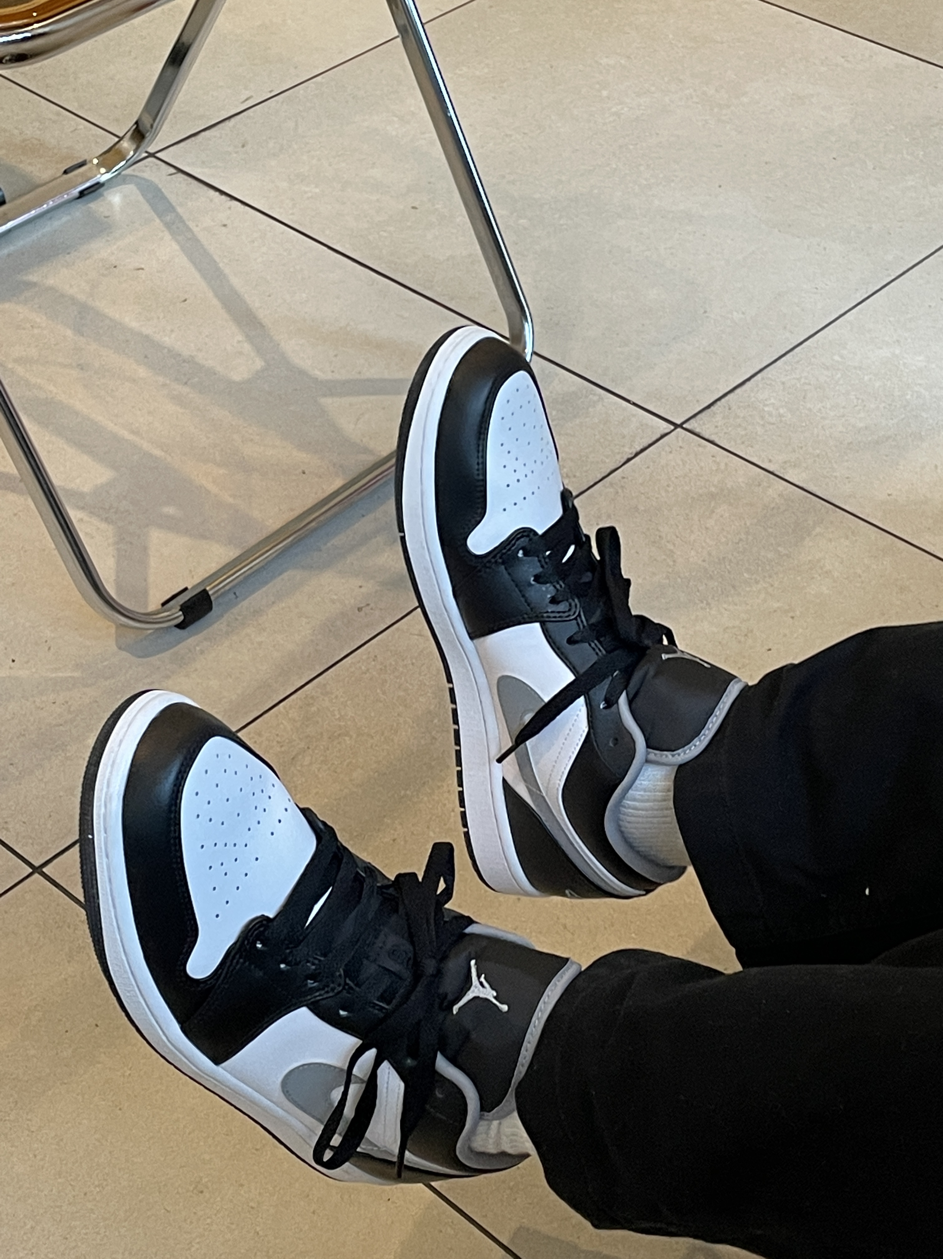 Jordan 1 Low Black Particle Grey 착용 스타일 - 1