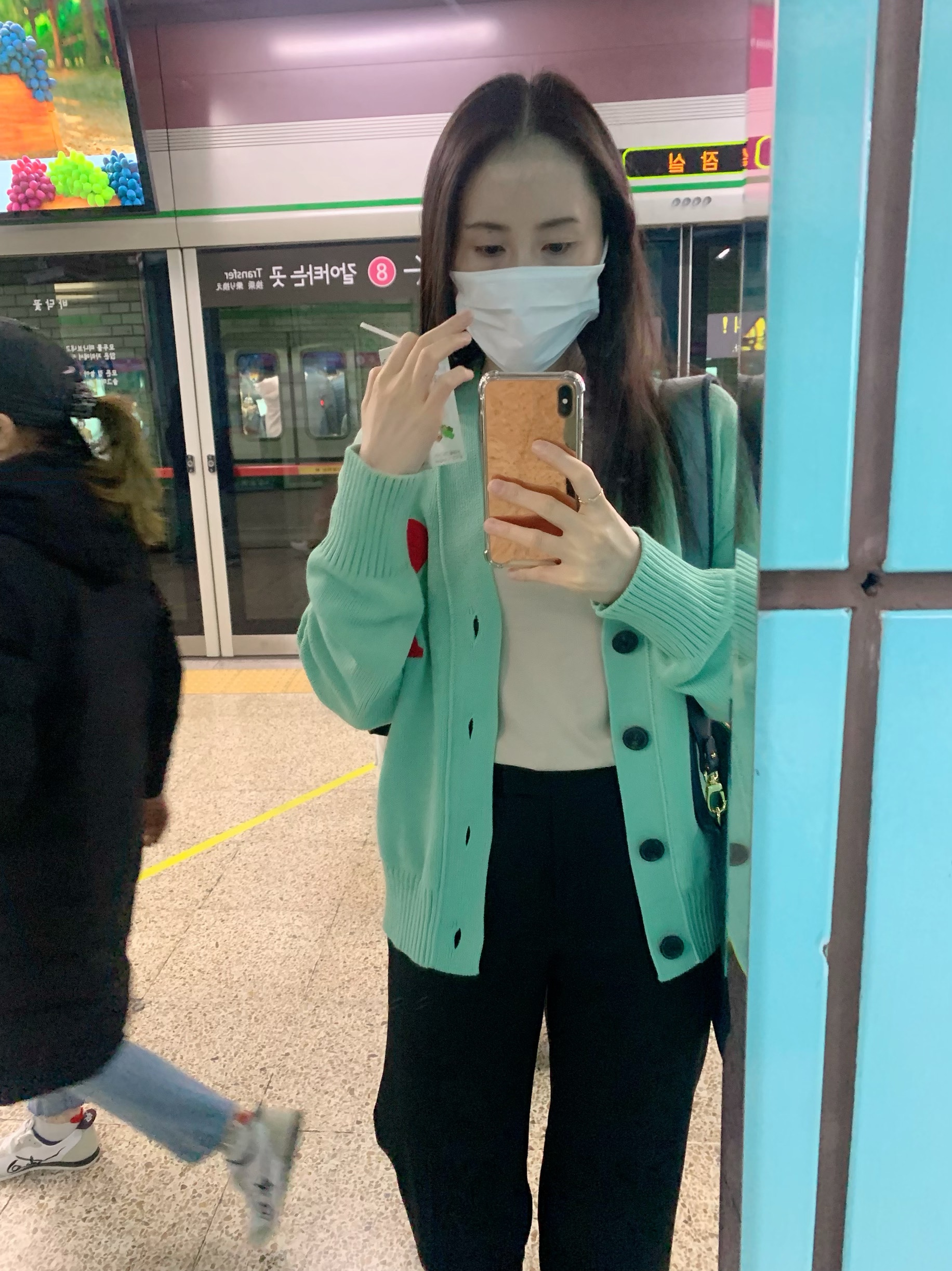 AMI de Coeur Oversize Cardigan Green Aqua 착용 스타일 - 1