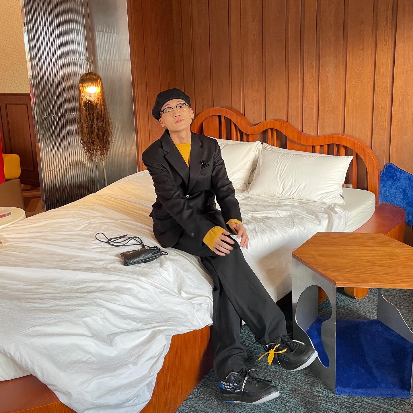 Jordan 2 x Off-White Retro Low SP Black and Varsity Royal 착용 스타일