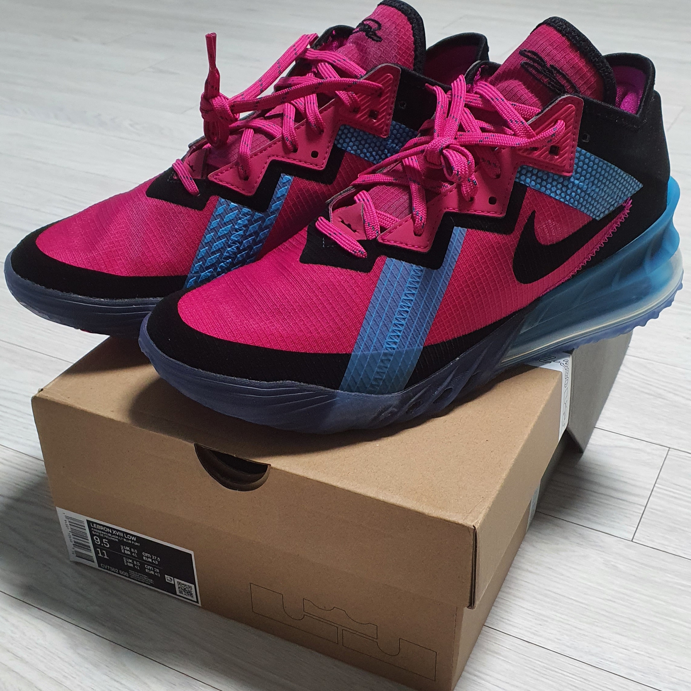 Nike LeBron 18 Low Neon Nights 착용 스타일