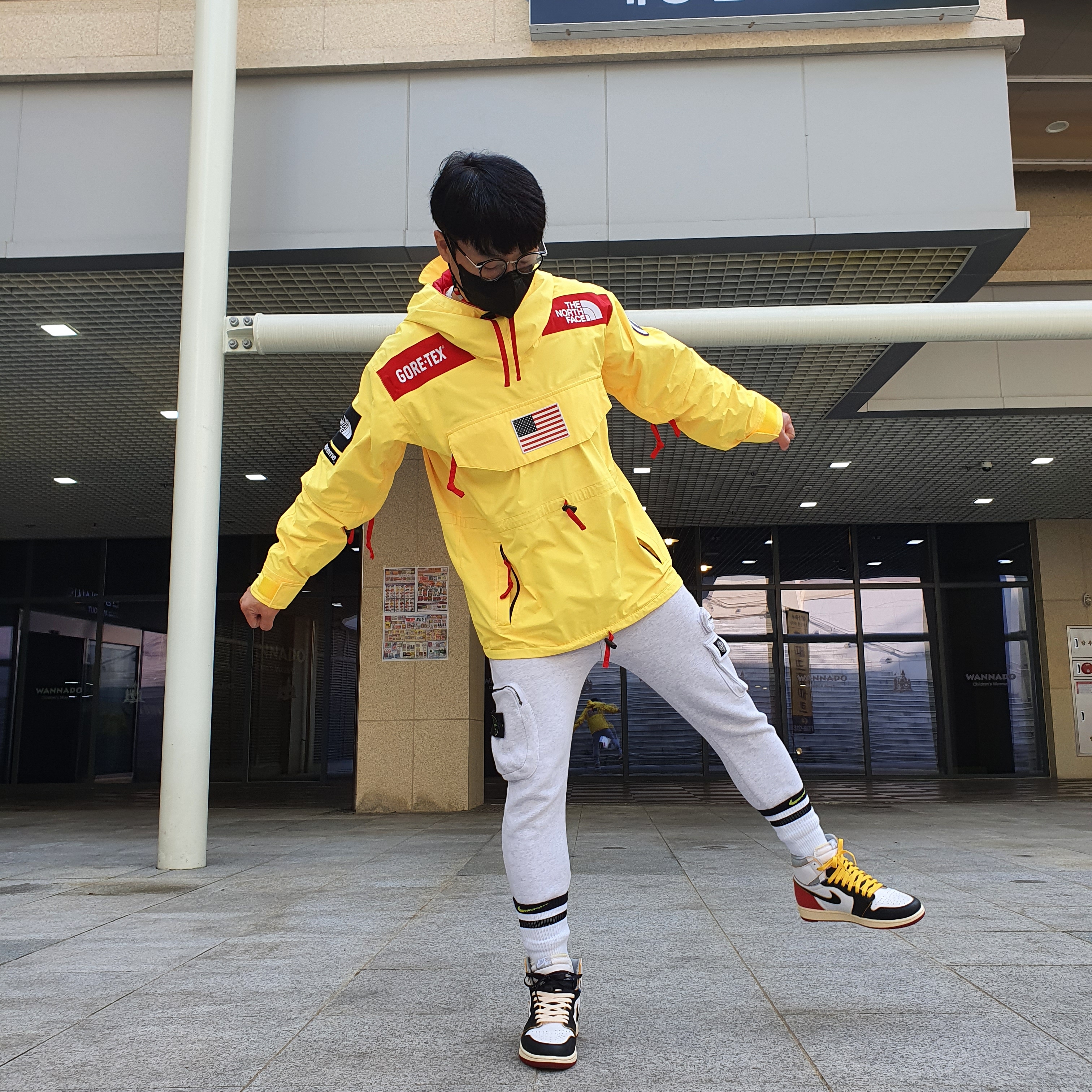 Supreme x The North Face Trans Antarctica Expedition Pullover Jacket Yellow - 17SS, Jordan 1 x Union Retro High Black Toe 착용 스타일 - 2