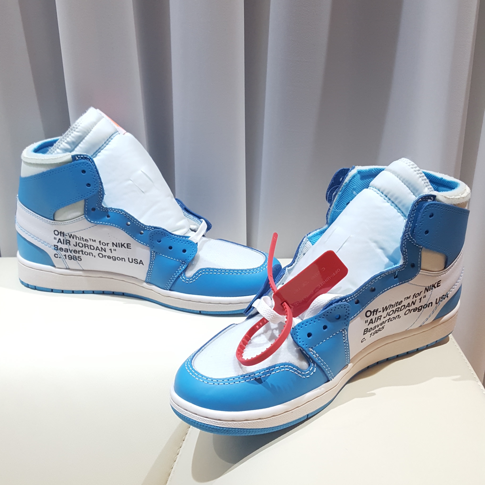 Jordan 1 x Off-White Retro High University Blue 착용 스타일 - 1