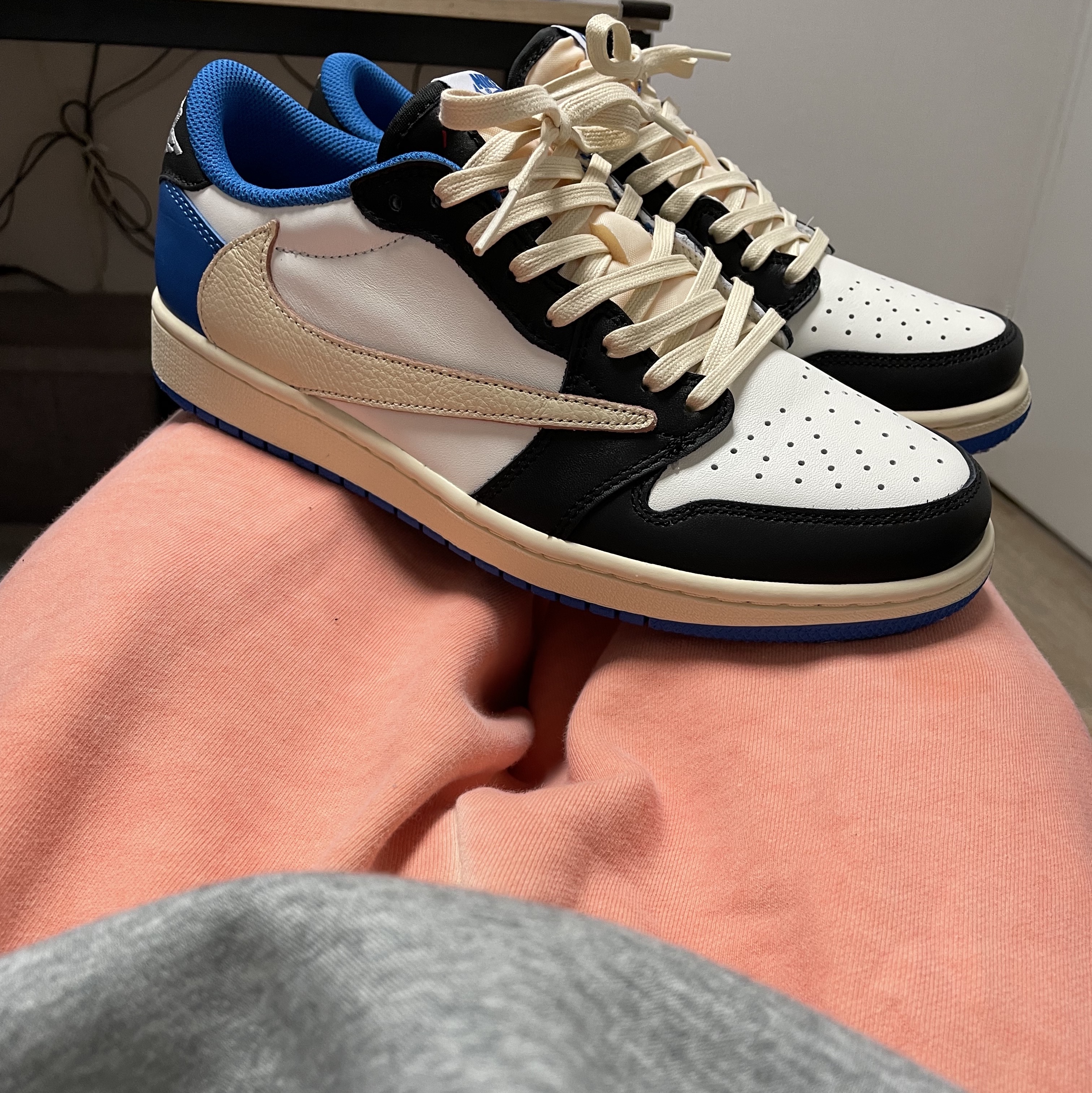 Jordan 1 x Travis Scott x Fragment Retro Low OG SP Military Blue 착용 스타일
