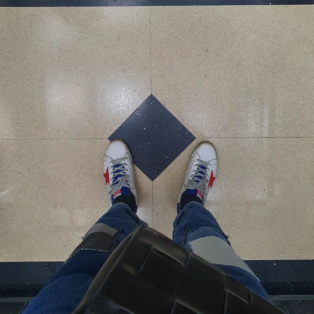 Golden Goose Superstar White Red Navy Heel Tab Sneakers 착용 스타일