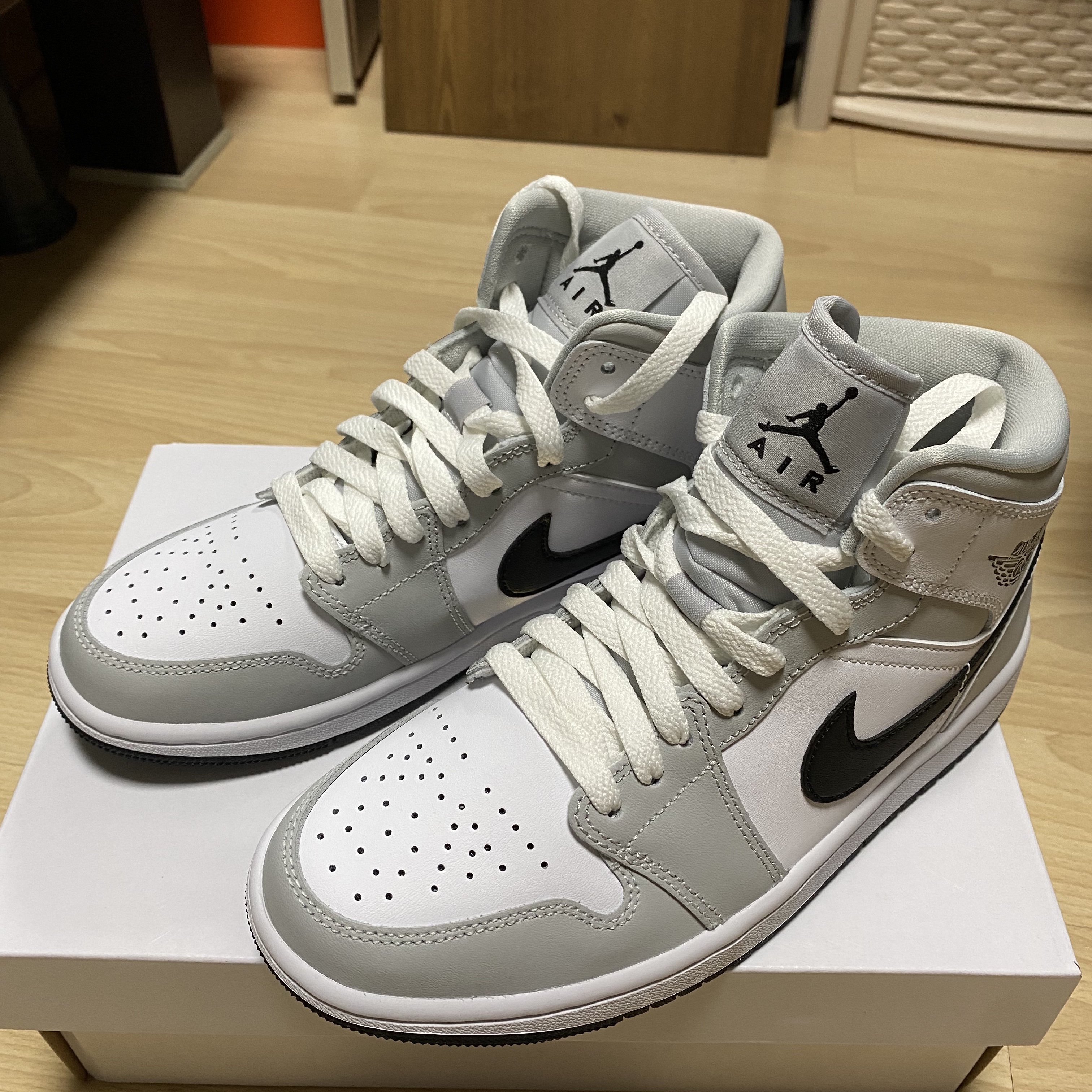 (W) Jordan 1 Mid Grey Fog 착용 스타일 - 1