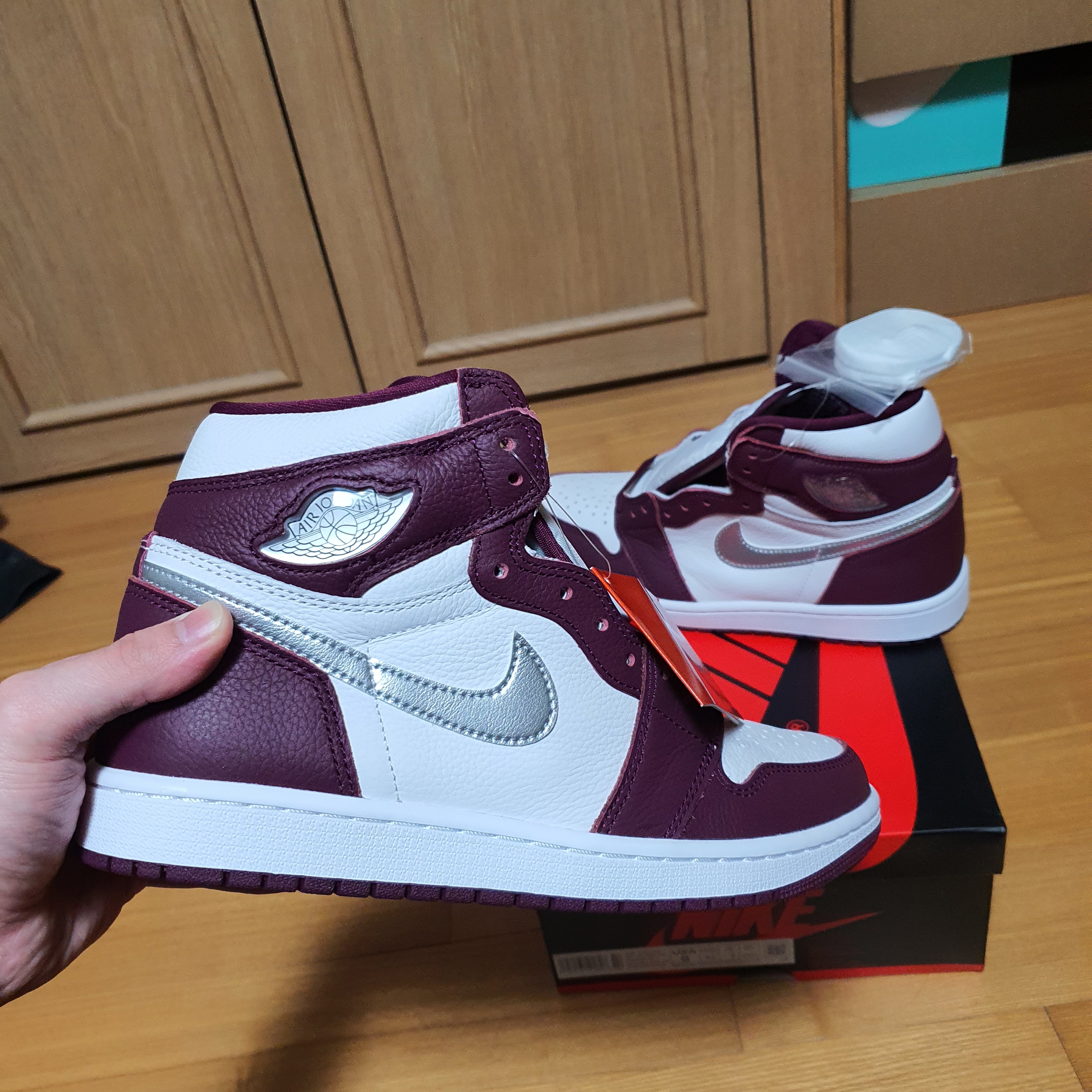 Jordan 1 Retro High OG Bordeaux 착용 스타일 - 3