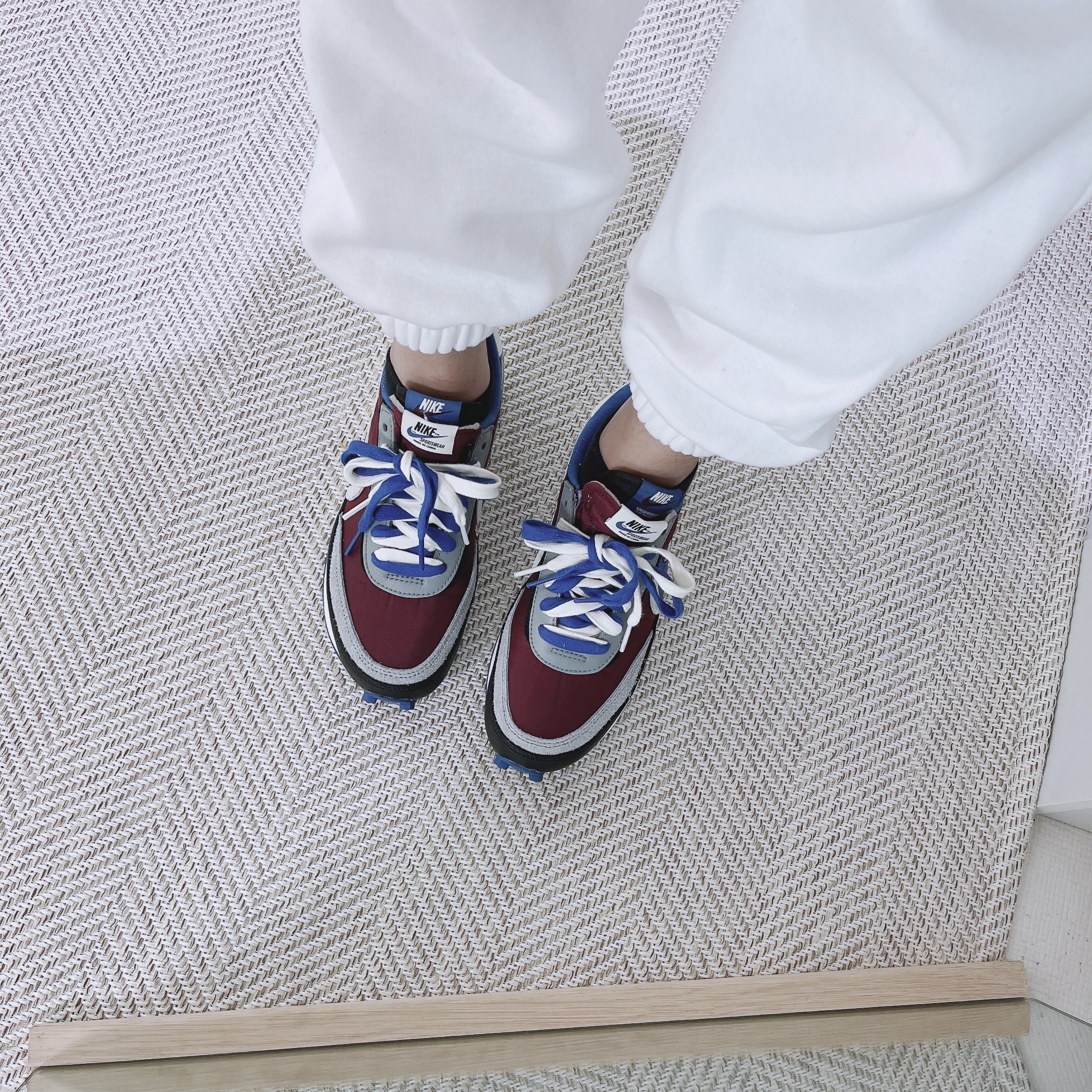 Nike x Sacai x Undercover LDWaffle Night Maroon Team Royal 착용 스타일 - 3