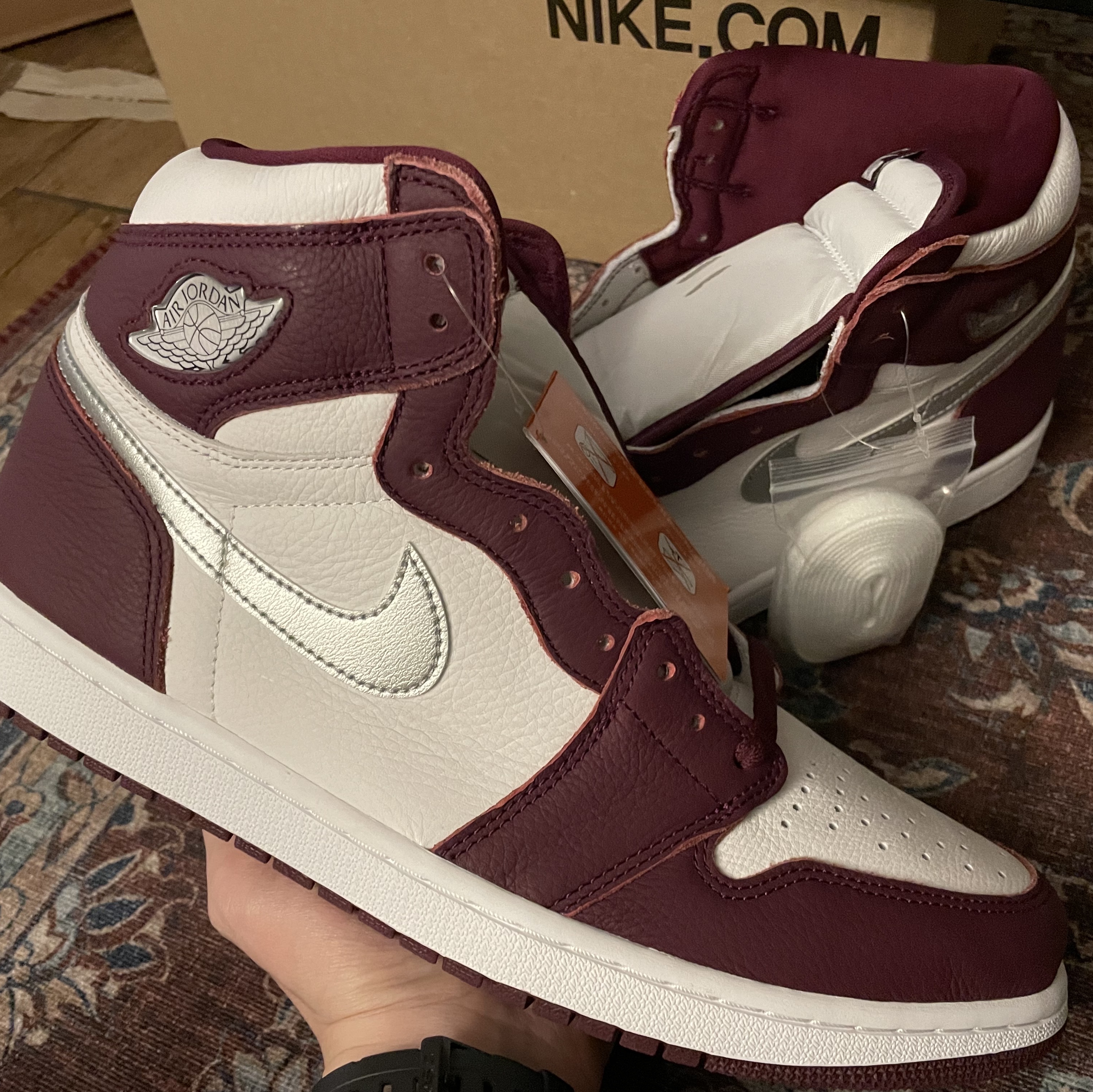Jordan 1 Retro High OG Bordeaux 착용 스타일 - 2
