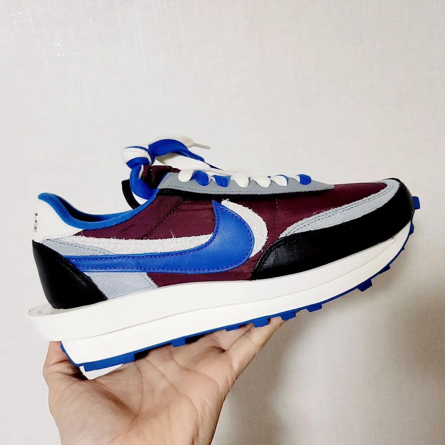 Nike x Sacai x Undercover LDWaffle Night Maroon Team Royal, IAB Studio Hoodie Raspberry 착용 스타일 - 4