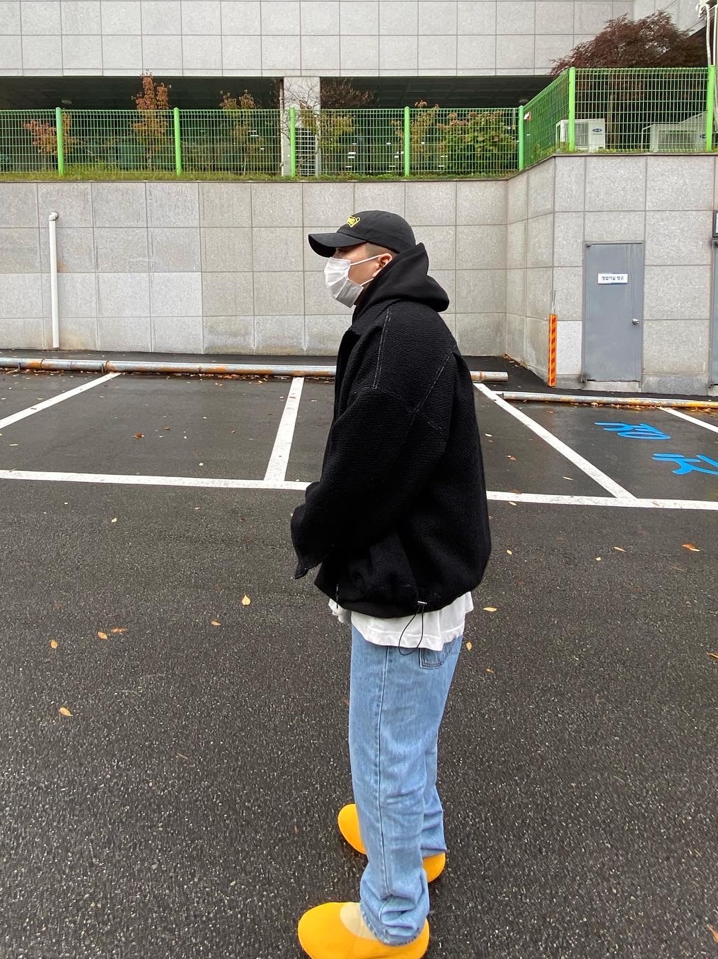 Adidas Yeezy Knit RNR Sulfur 착용 스타일 - 3