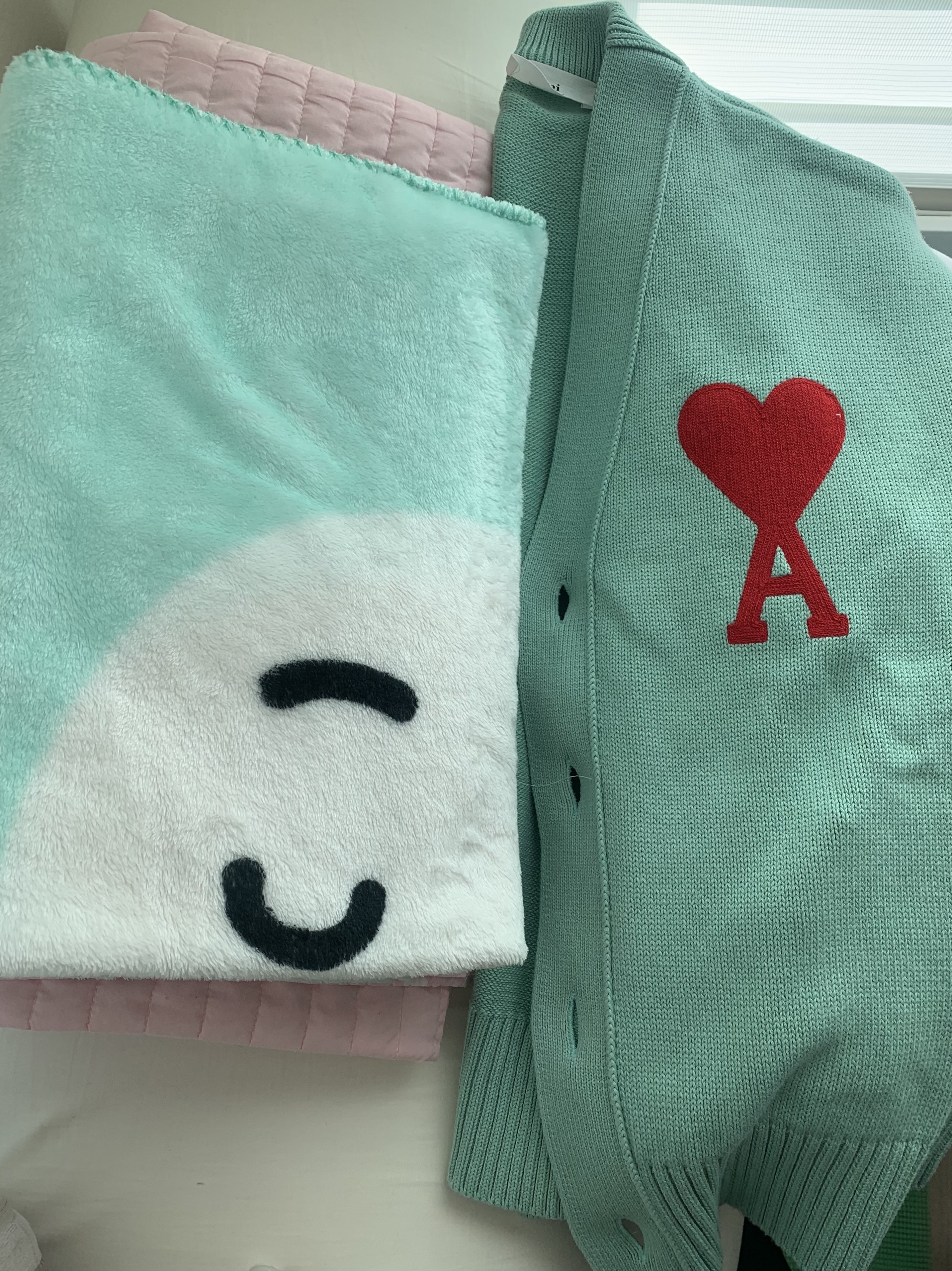 AMI de Coeur Oversize Cardigan Green Aqua 착용 스타일 - 3
