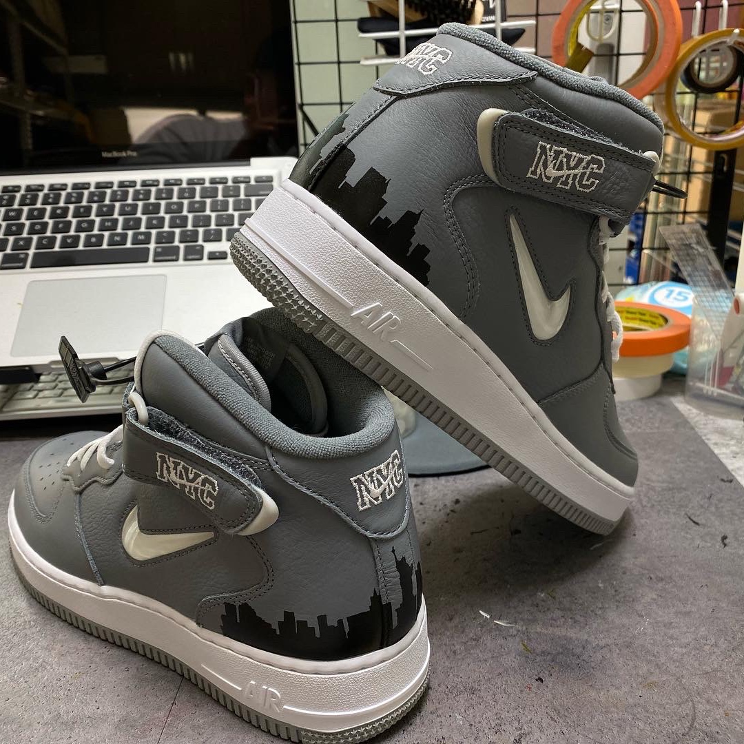 Nike Air Force 1 Mid QS NYC Cool Grey 착용 스타일 - 1