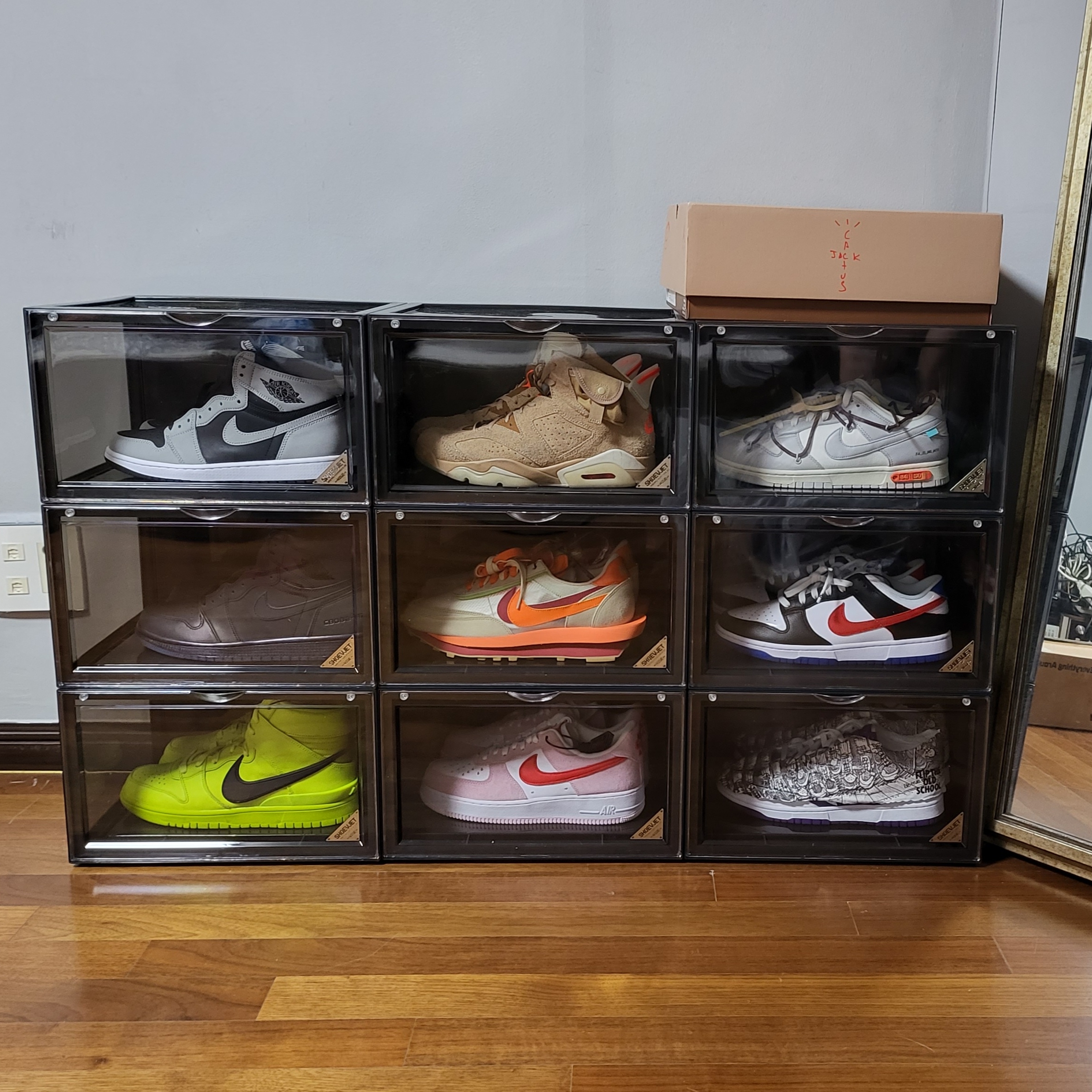 Jordan 1 Retro High OG Shadow 2.0, Jordan 6 x Travis Scott Retro SP British Khaki 착용 스타일