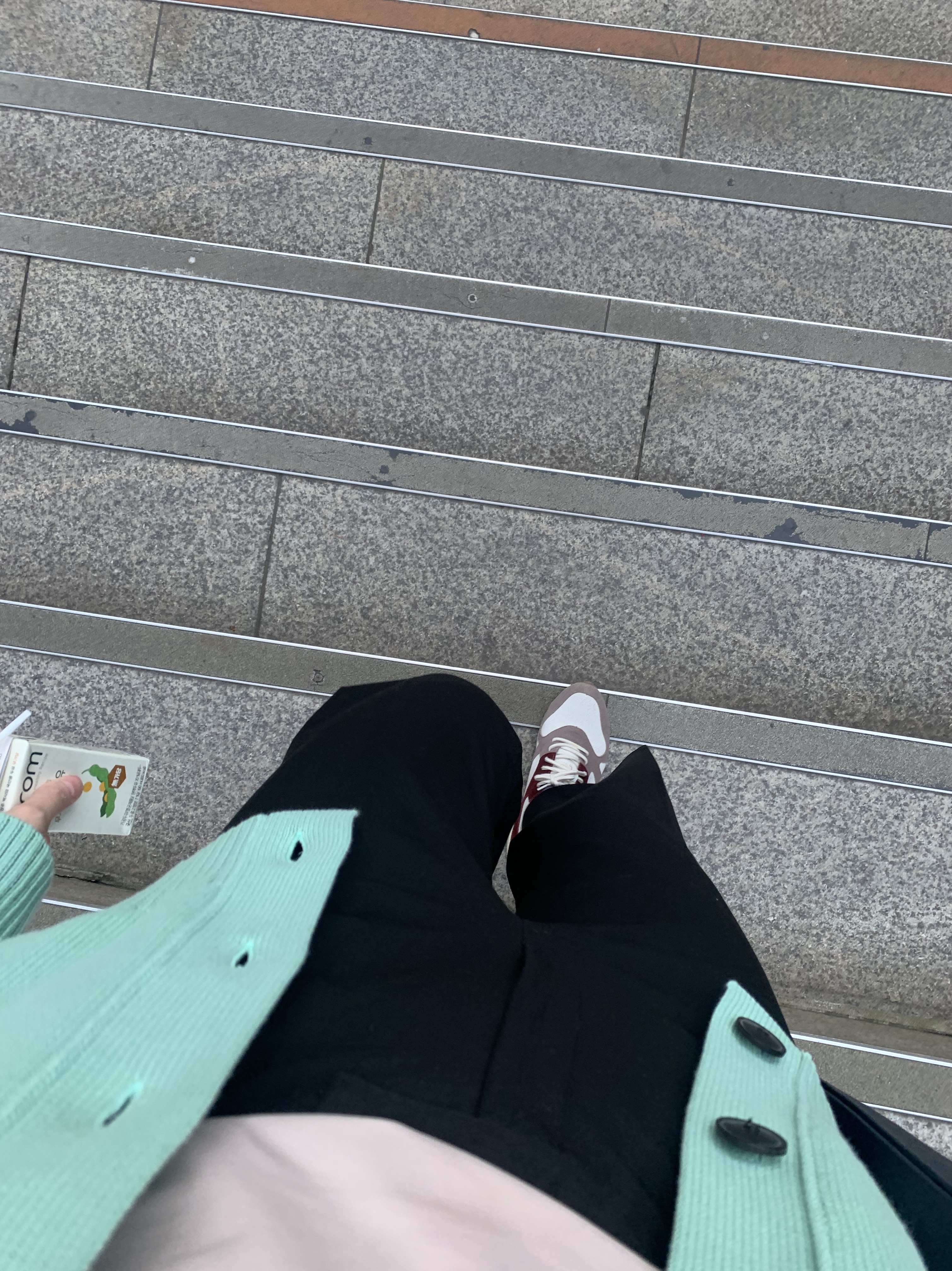 AMI de Coeur Oversize Cardigan Green Aqua 착용 스타일 - 2