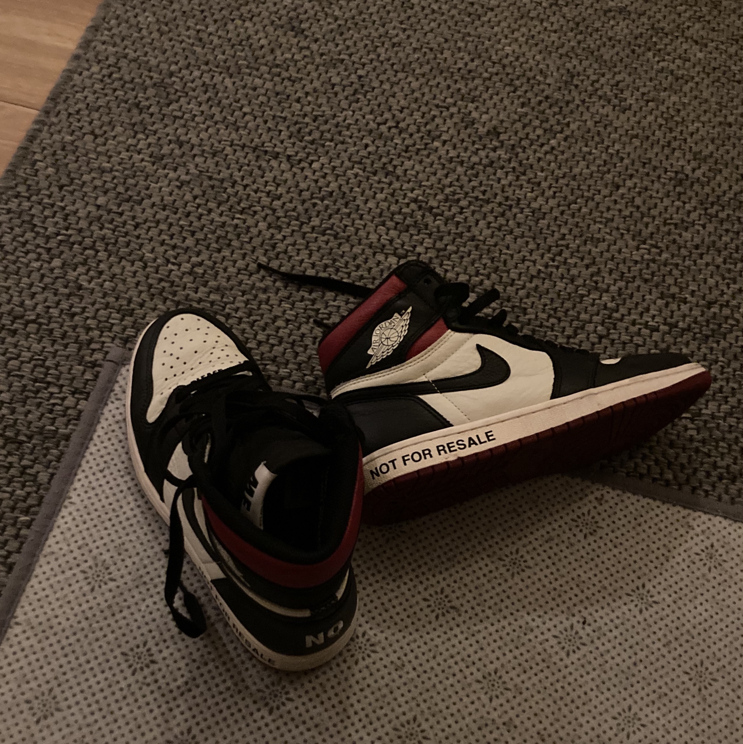 Jordan 1 Retro High Not for Resale Varsity Red 착용 스타일