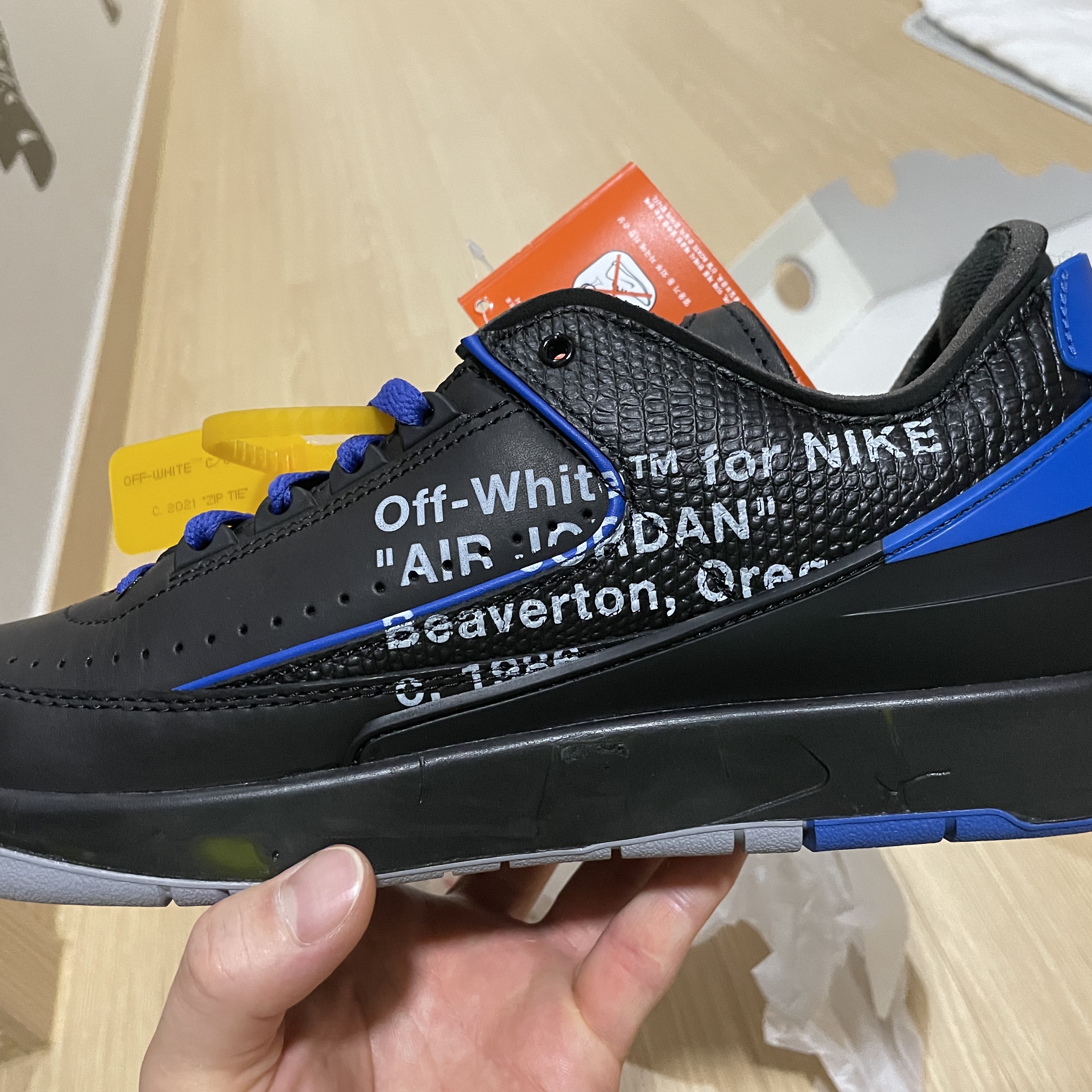 Jordan 2 x Off-White Retro Low SP Black and Varsity Royal 착용 스타일 - 2