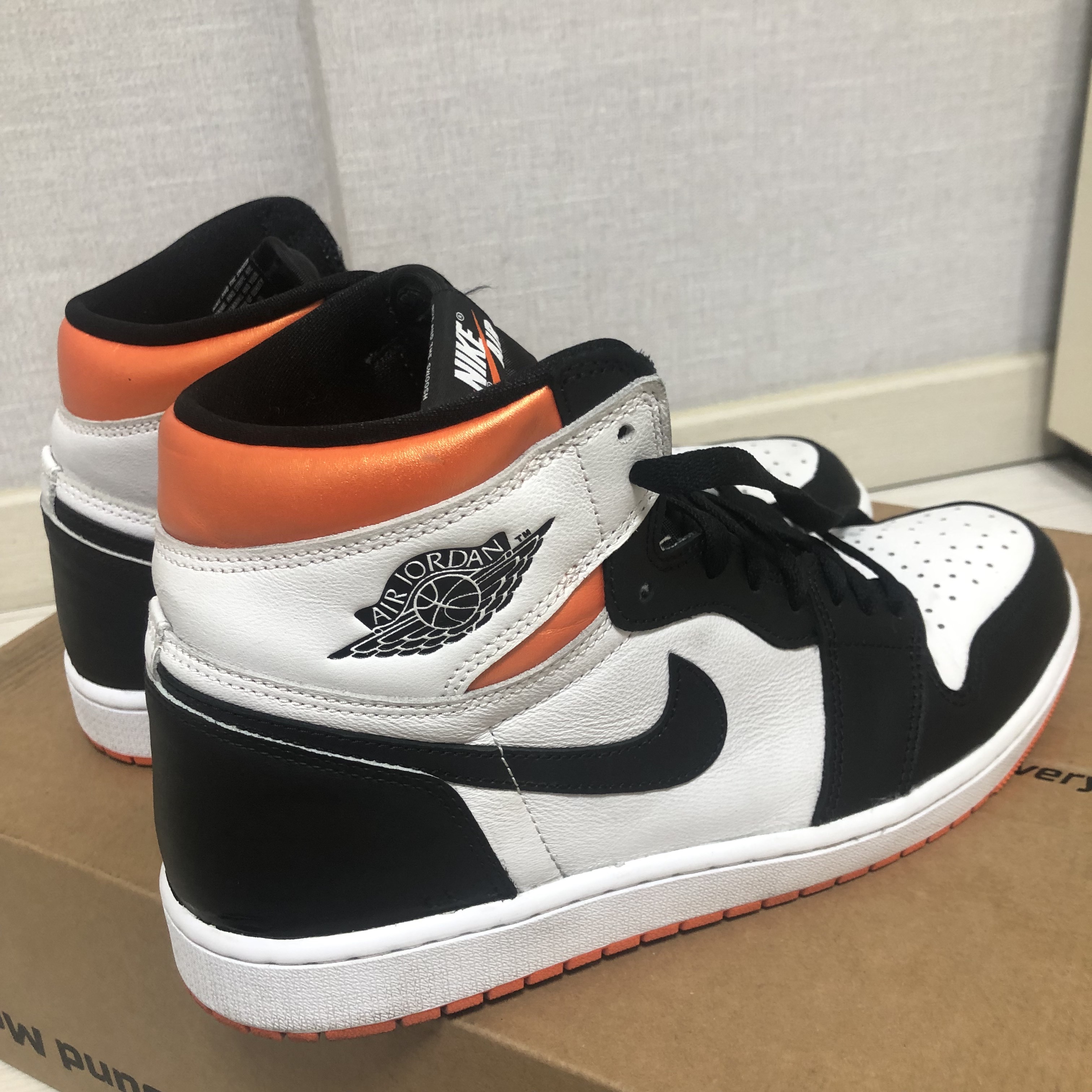 Jordan 1 Retro High OG Electro Orange 착용 스타일