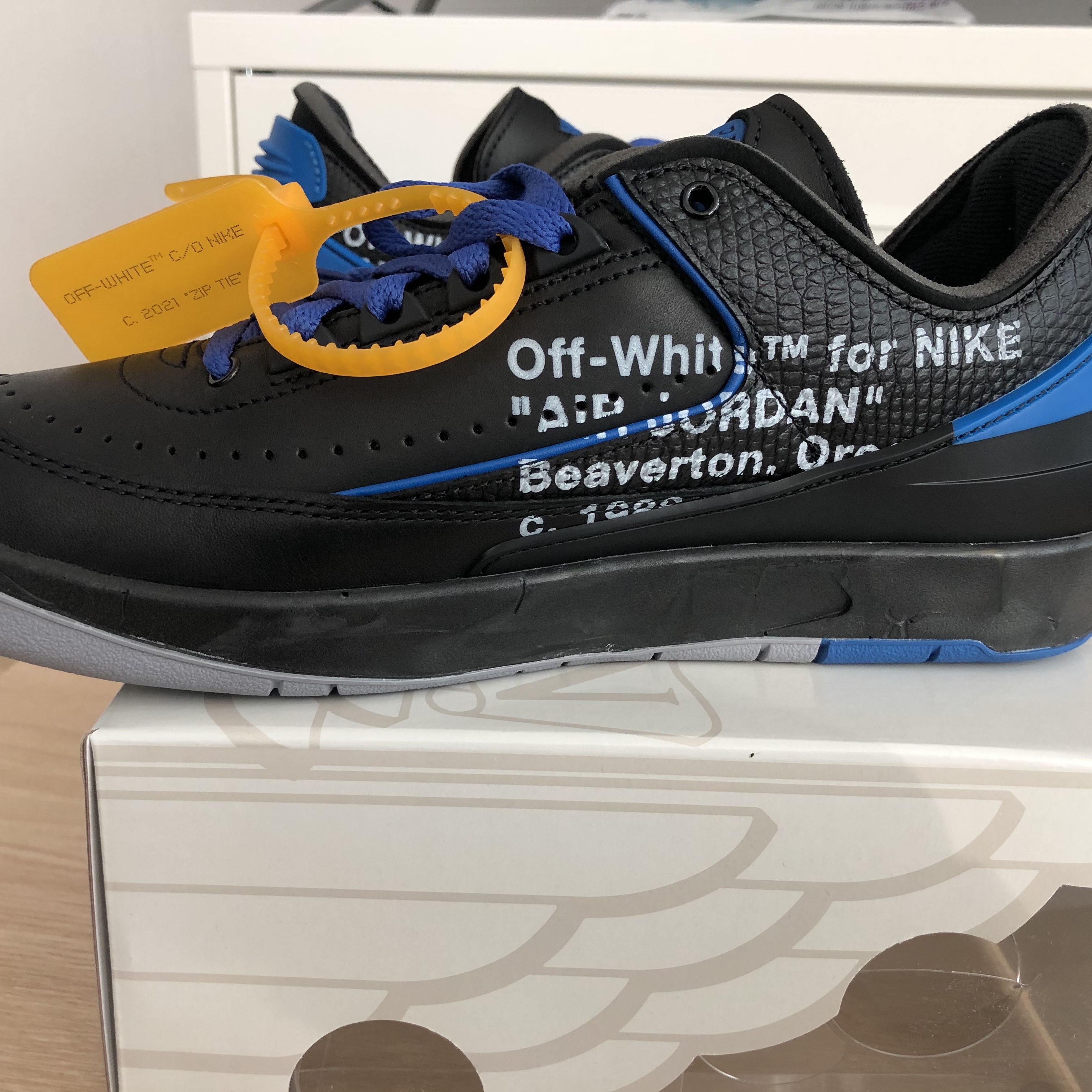 Jordan 2 x Off-White Retro Low SP Black and Varsity Royal 착용 스타일