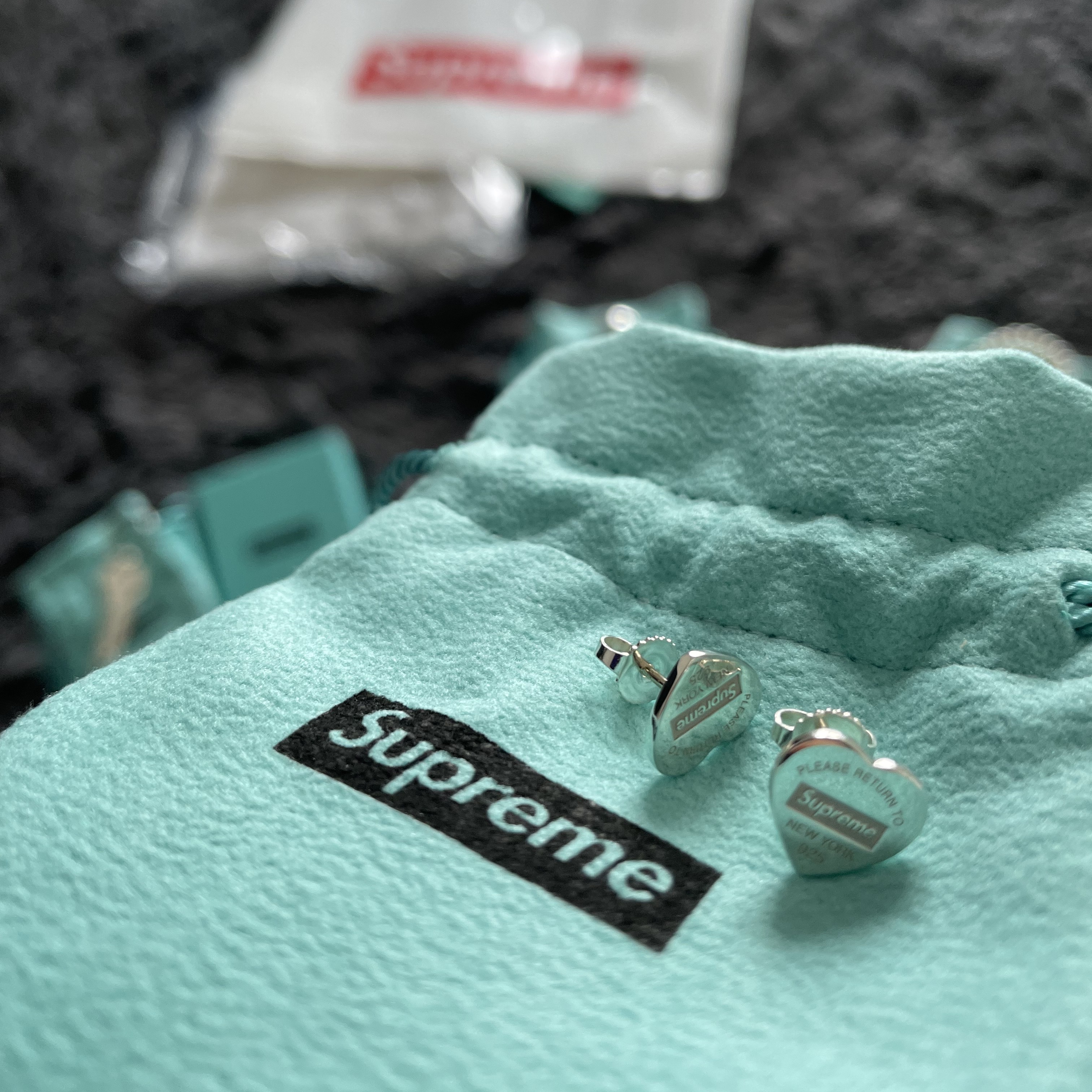 Supreme x Tiffany & Co. Box Logo T-Shirt White - 21FW, Supreme x Tiffany & Co. Return to Tiffany Oval Tag Pearl Necklace - 21FW 착용 스타일 - 3