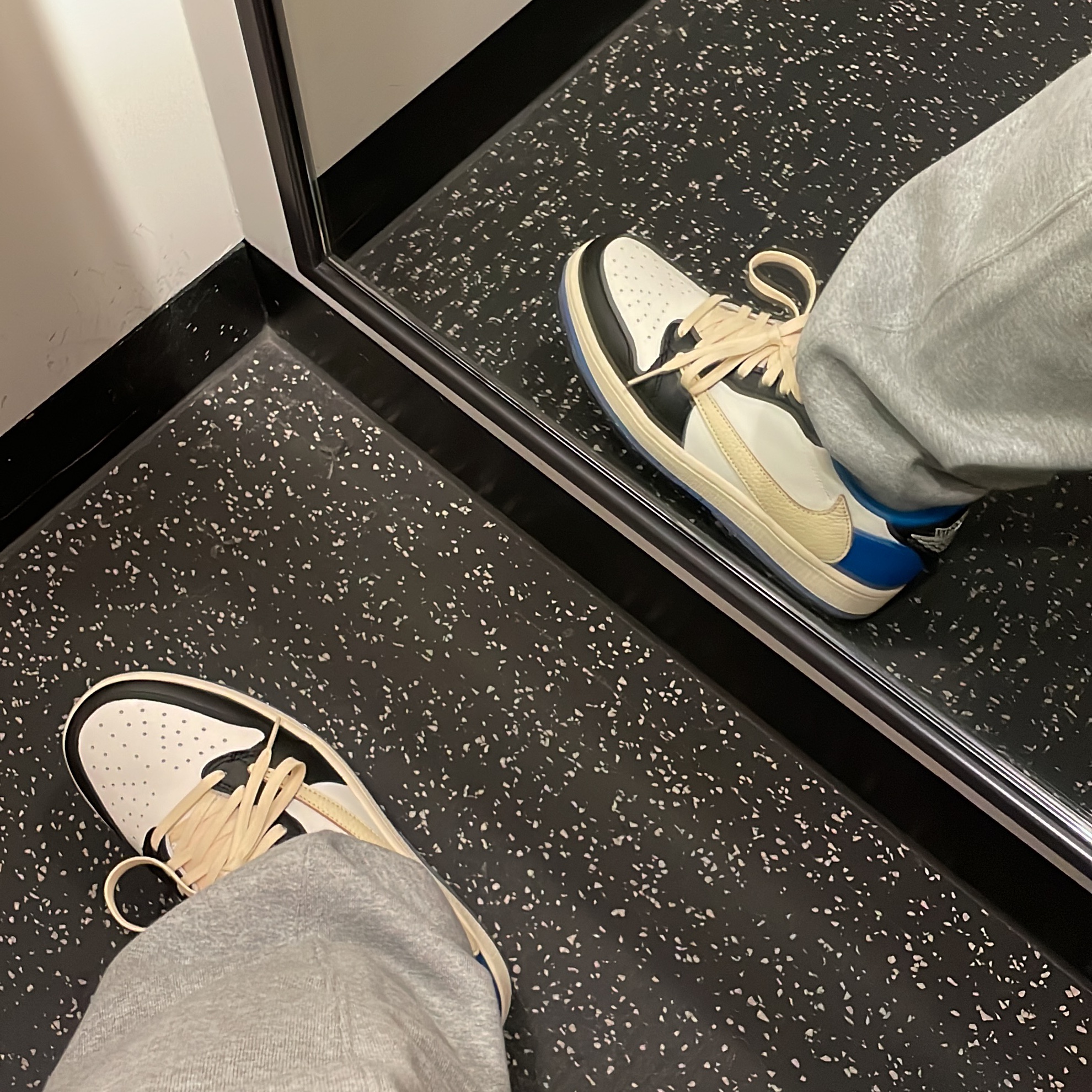 Jordan 1 x Travis Scott x Fragment Retro Low OG SP Military Blue, Nike x Stussy NRG ZR Fleece Pants Heather Grey - US/EU 착용 스타일