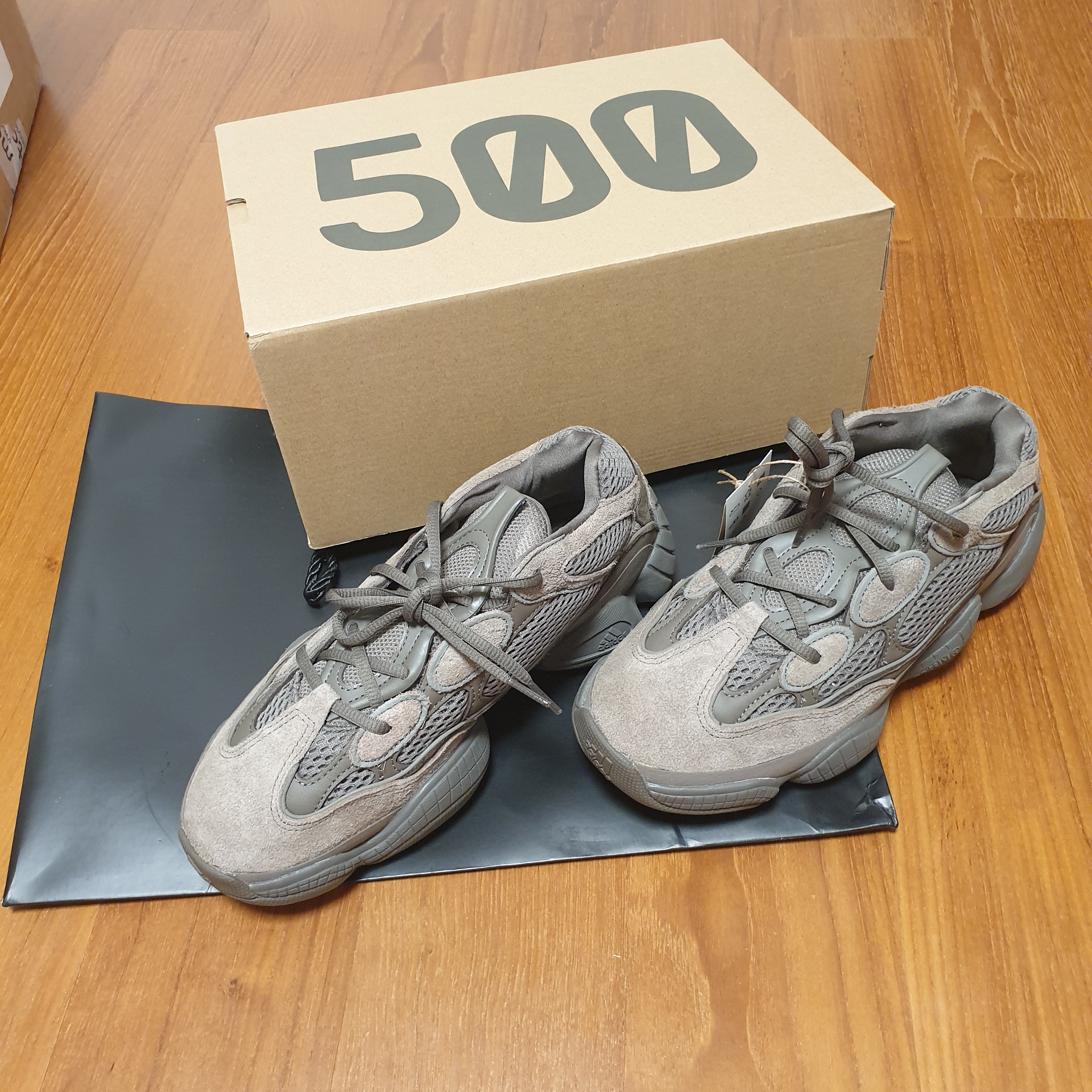 Adidas Yeezy 500 Clay Brown 착용 스타일 - 3
