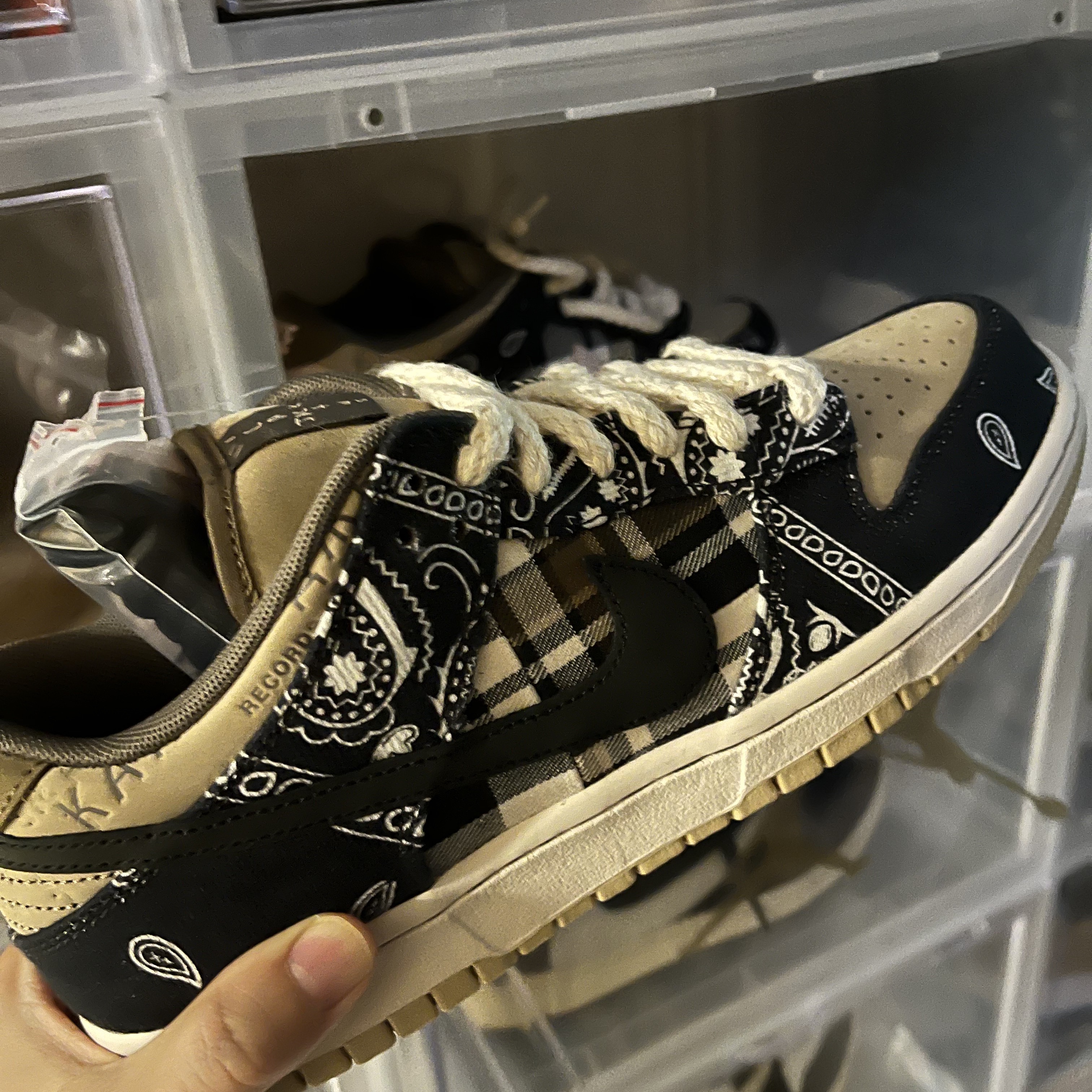 Nike x Travis Scott SB Dunk Low, Jordan 1 x Travis Scott Retro Low OG SP Mocha 착용 스타일 - 2