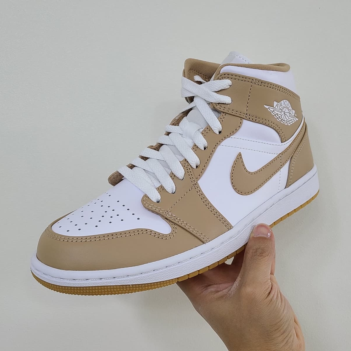 Jordan 1 Mid Tan Gum 착용 스타일 - 1
