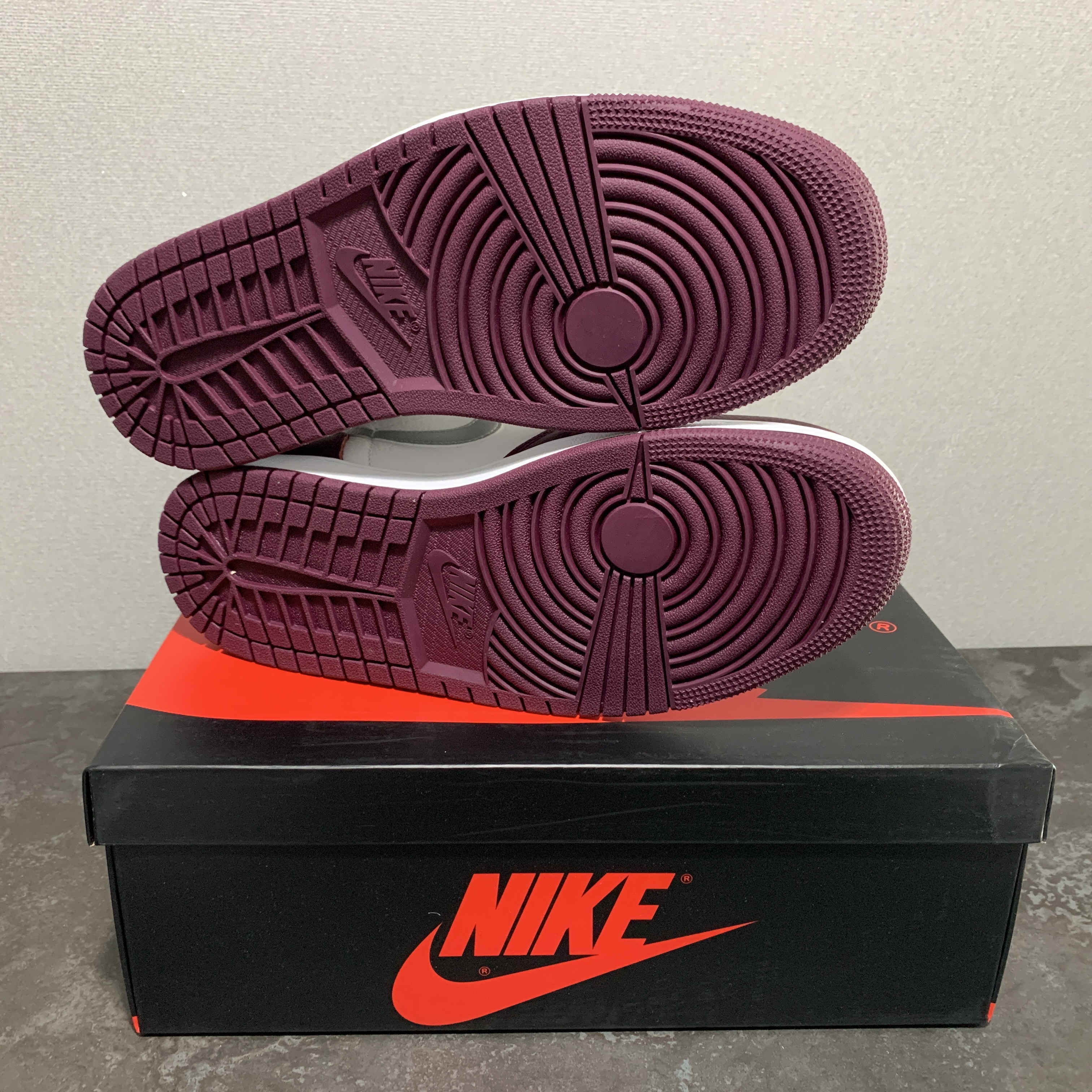 Jordan 1 Retro High OG Bordeaux 착용 스타일 - 5