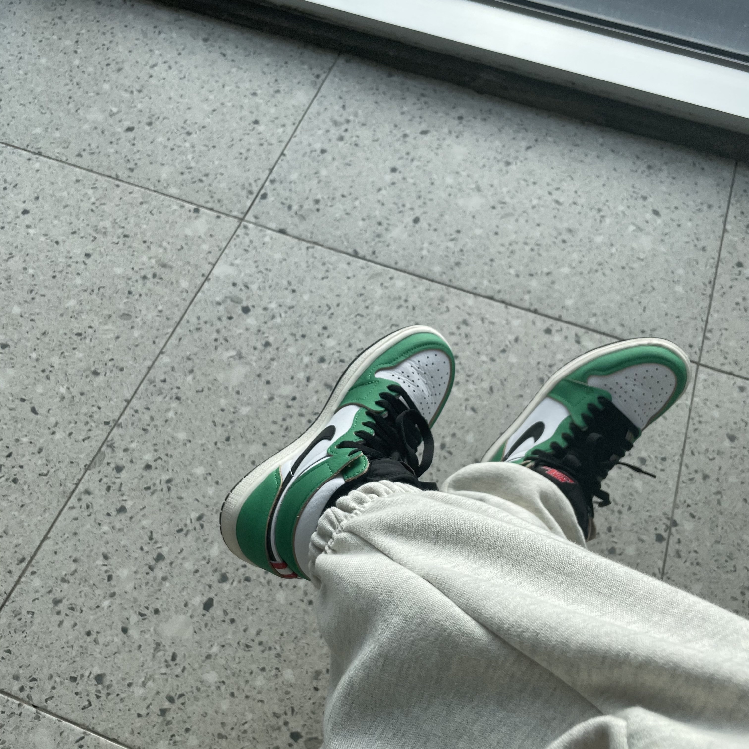 (W) Jordan 1 Retro High OG Lucky Green 착용 스타일 - 2