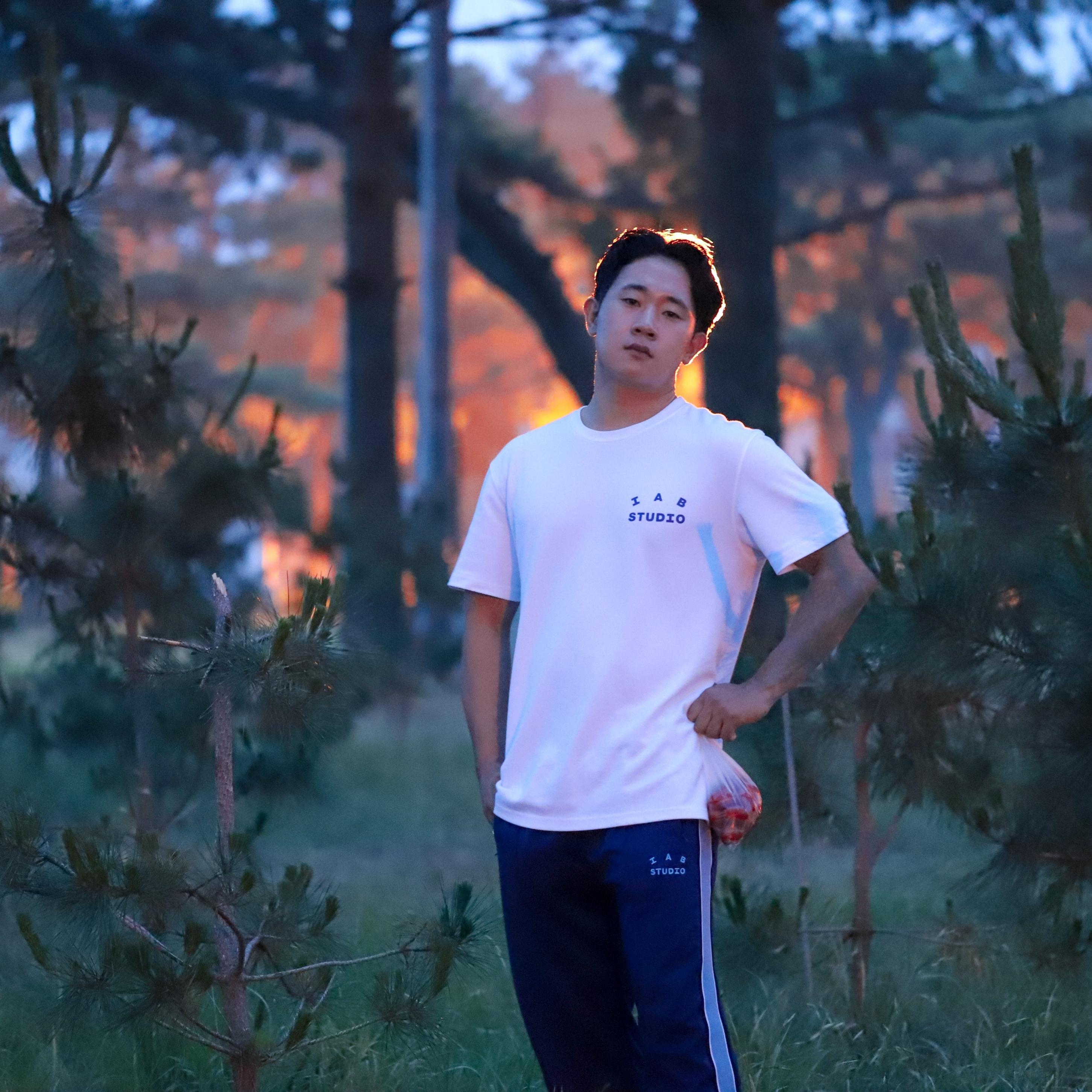 IAB Studio T-Shirt White, IAB Studio Track Pants Navy - 21SS 착용 스타일