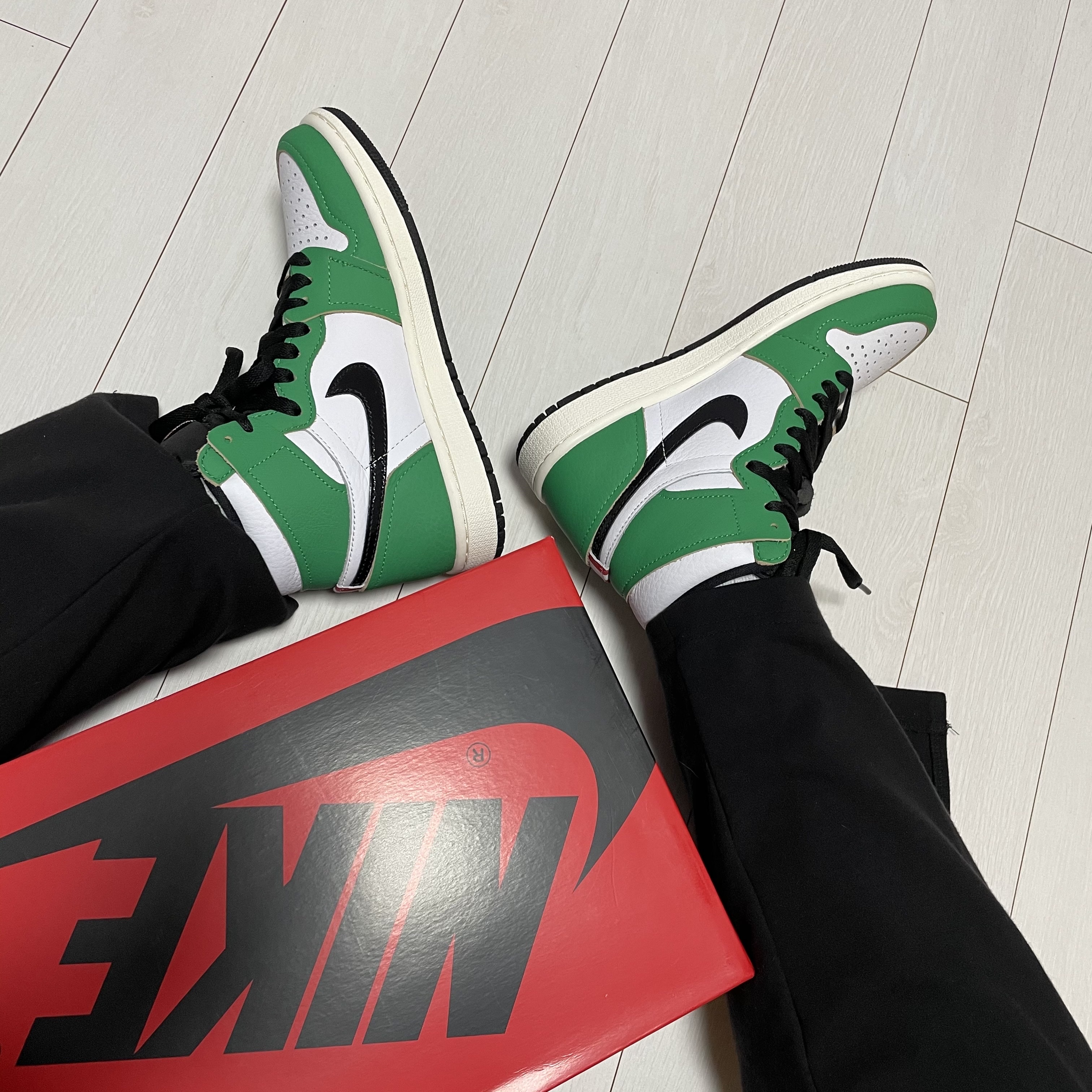 (W) Jordan 1 Retro High OG Lucky Green 착용 스타일 - 1
