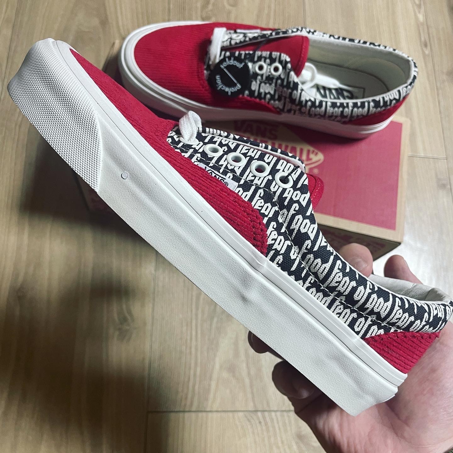Vans Vault x Fear of God OG Era 95 DX Red 착용 스타일 - 2
