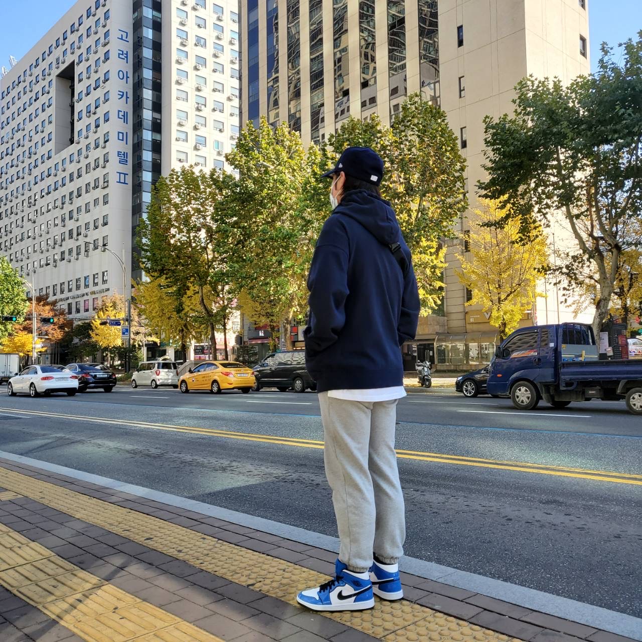 Jordan 1 Mid SE Signal Blue 착용 스타일
