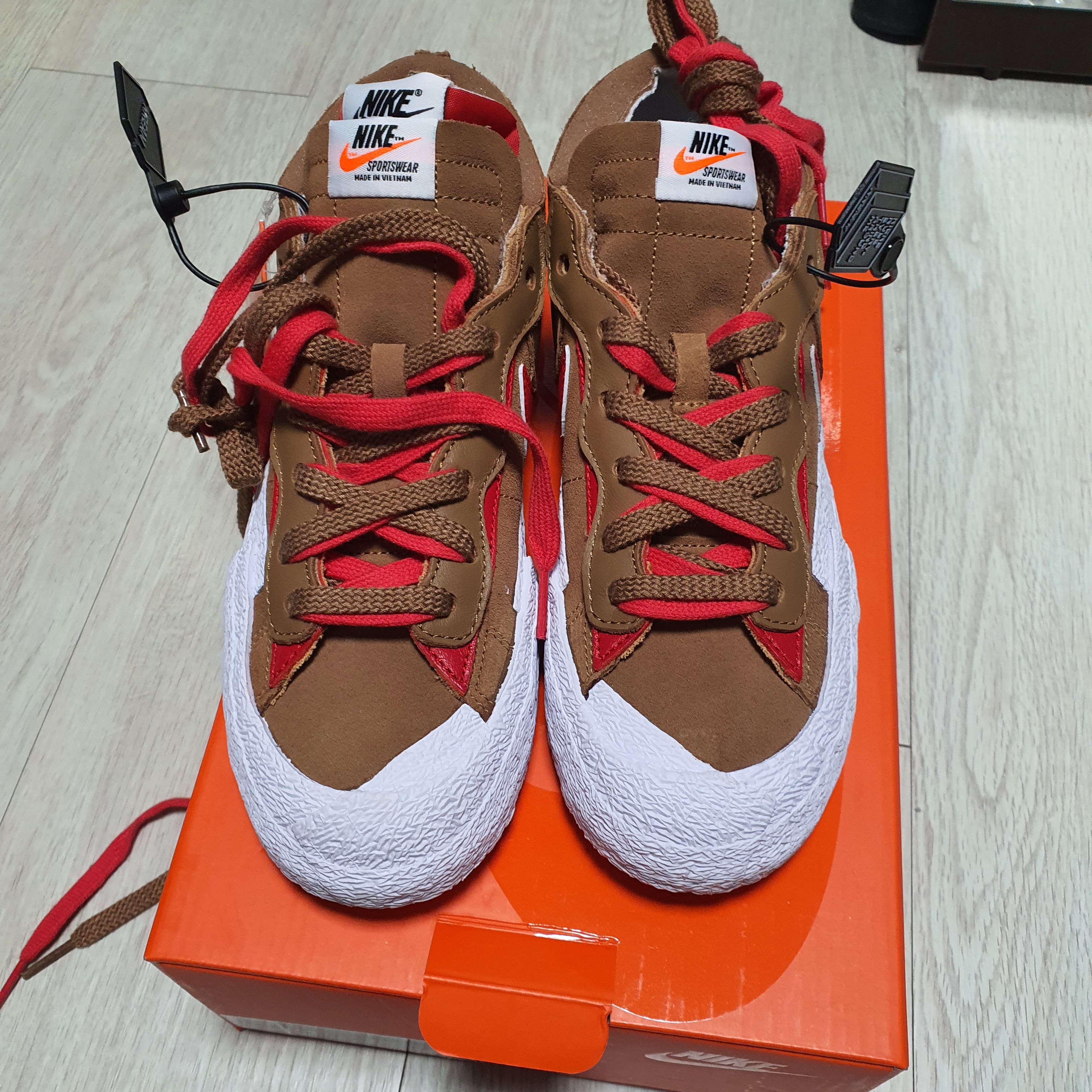 Nike x Sacai Blazer Low British Tan, Nike Air More Uptempo 96 Maximum Volume 착용 스타일 - 1