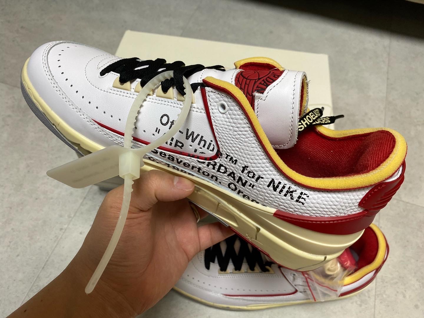 Jordan 2 x Off-White Retro Low SP White and Varsity Red 착용 스타일 - 4