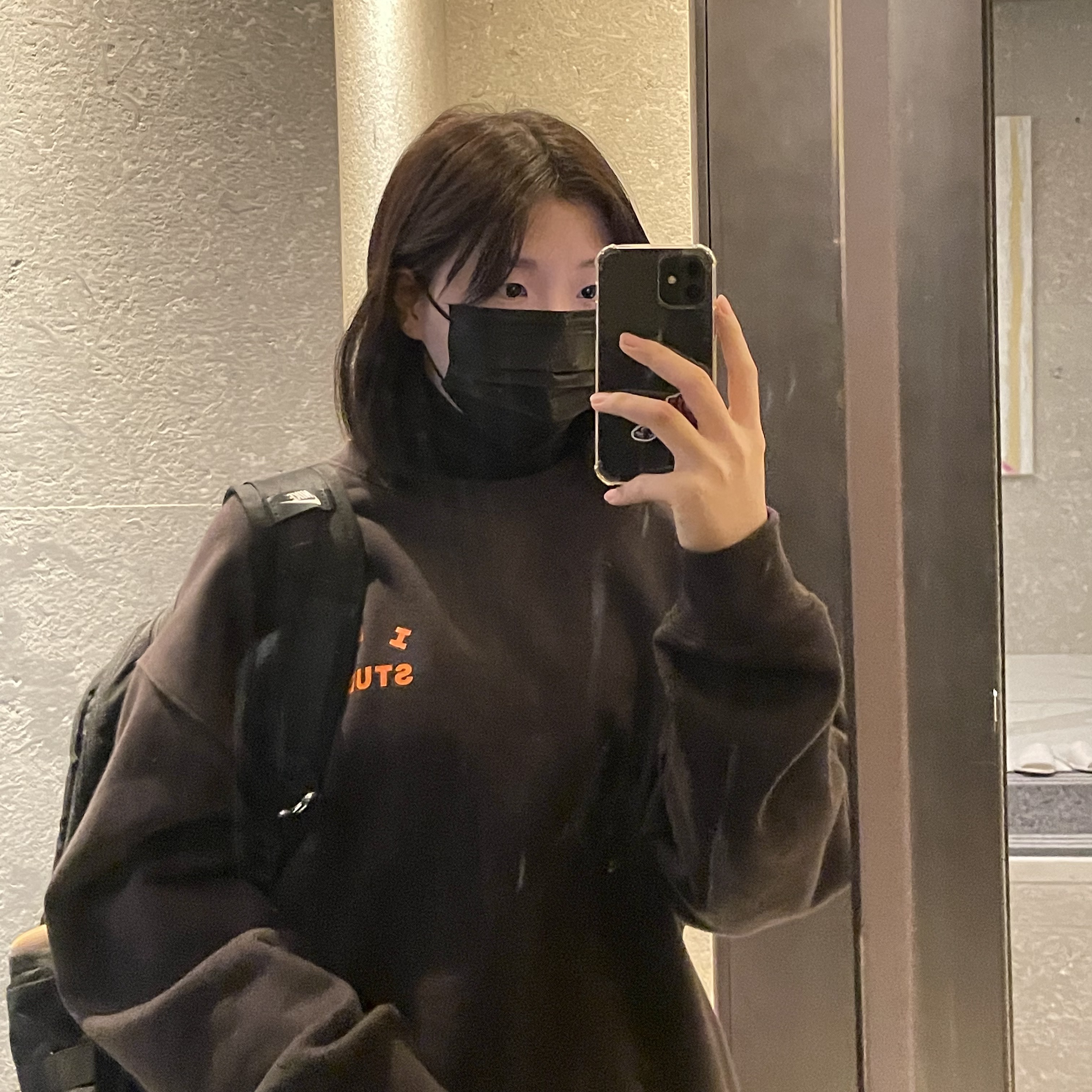 IAB Studio x Doosan Infracore Sweatshirt Charcoal 착용 스타일