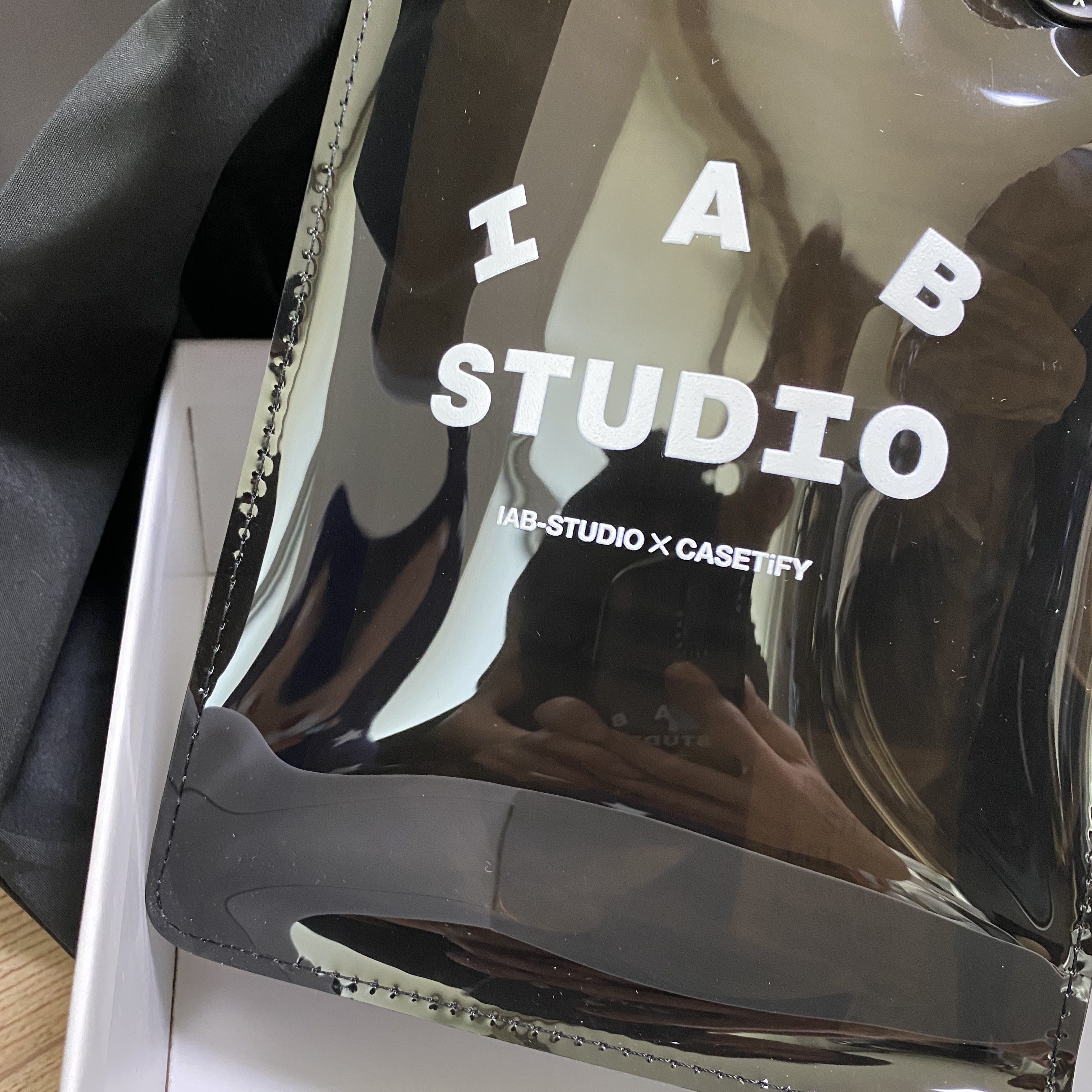 IAB Studio x Casetify Logo Sling Bag Jet Black 착용 스타일