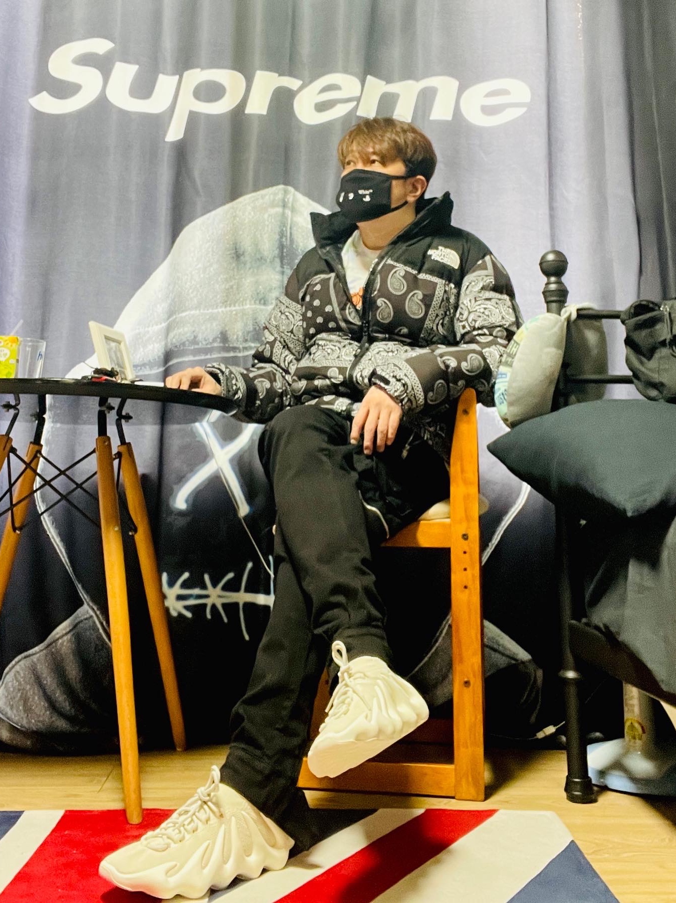 Adidas Yeezy 450 Cloud White, The North Face Nuptse Down Jacket Black 착용 스타일