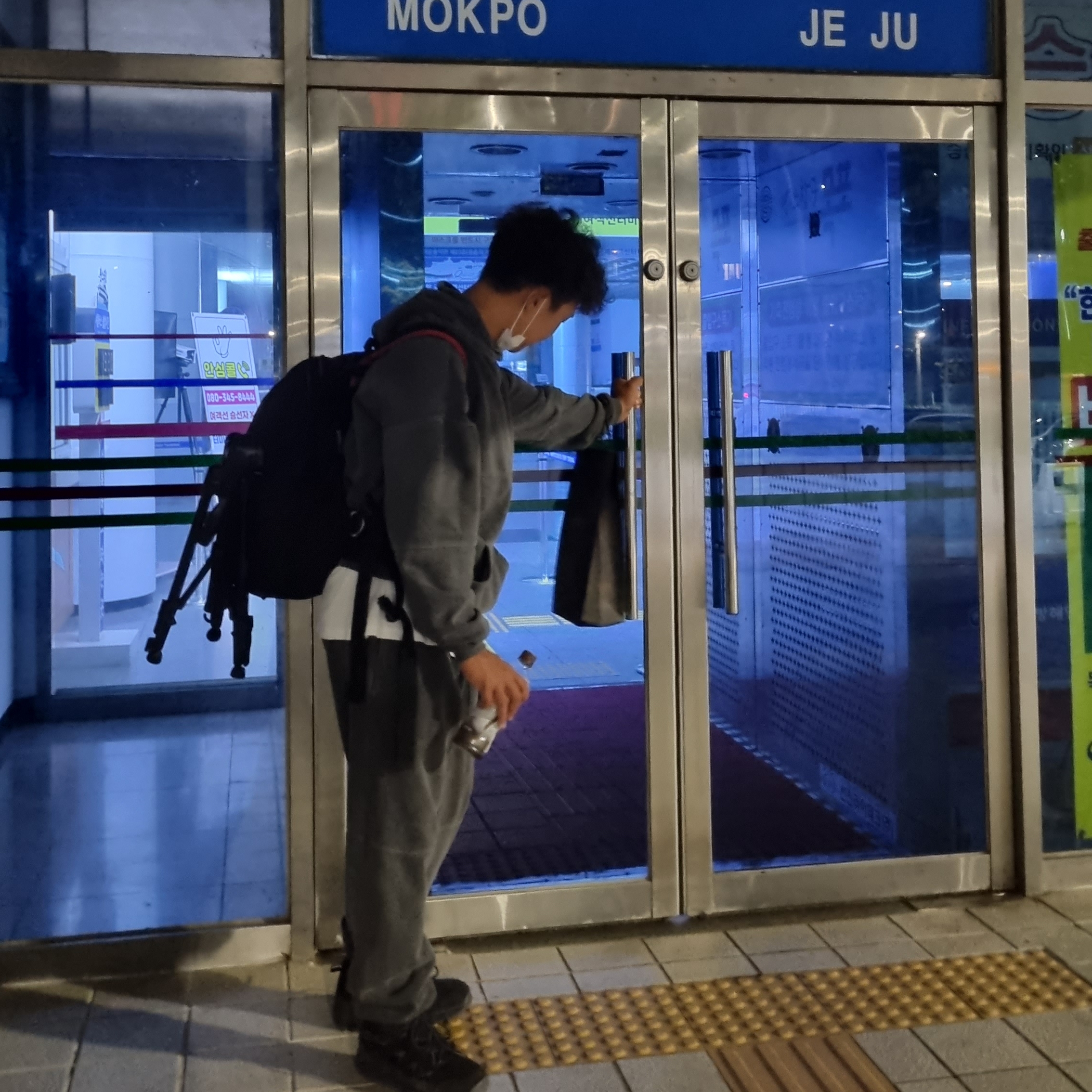 IAB Studio Blocked Pigment Hoodie Black, IAB Studio Blocked Pigment Sweatpants Black 착용 스타일 - 1