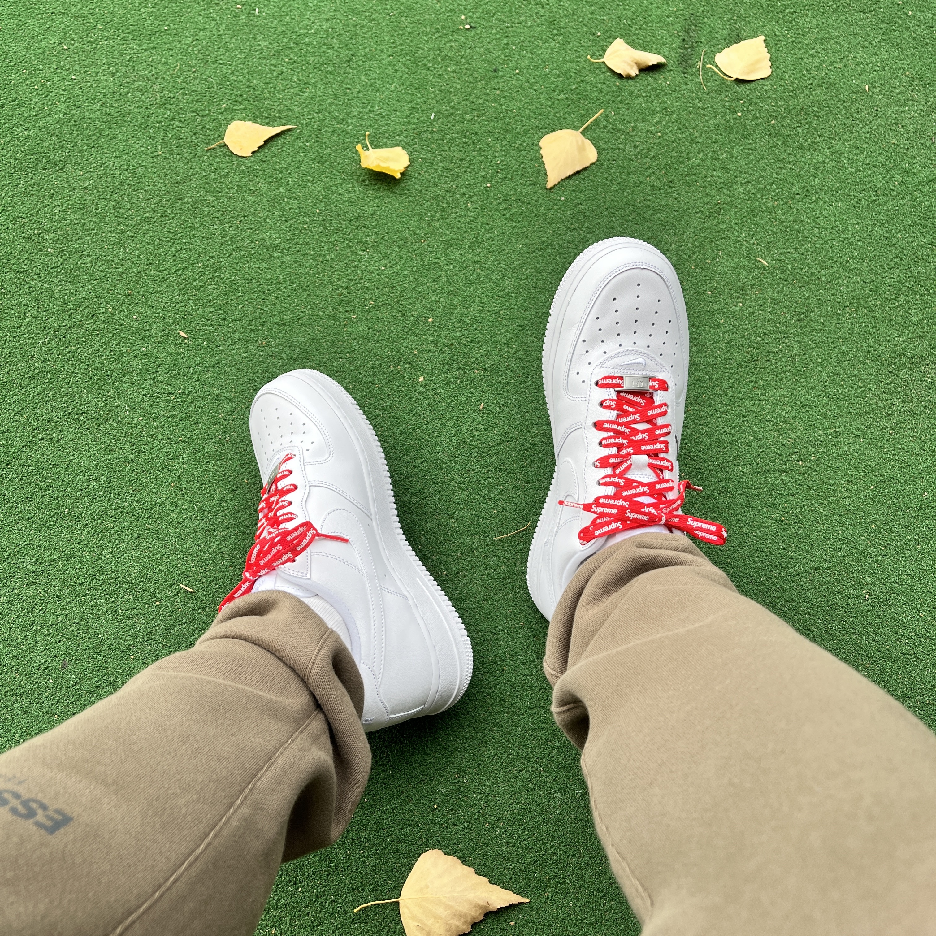Nike x Supreme Air Force 1 Low White, Essentials Sweatpants Harvest - 21FW 착용 스타일