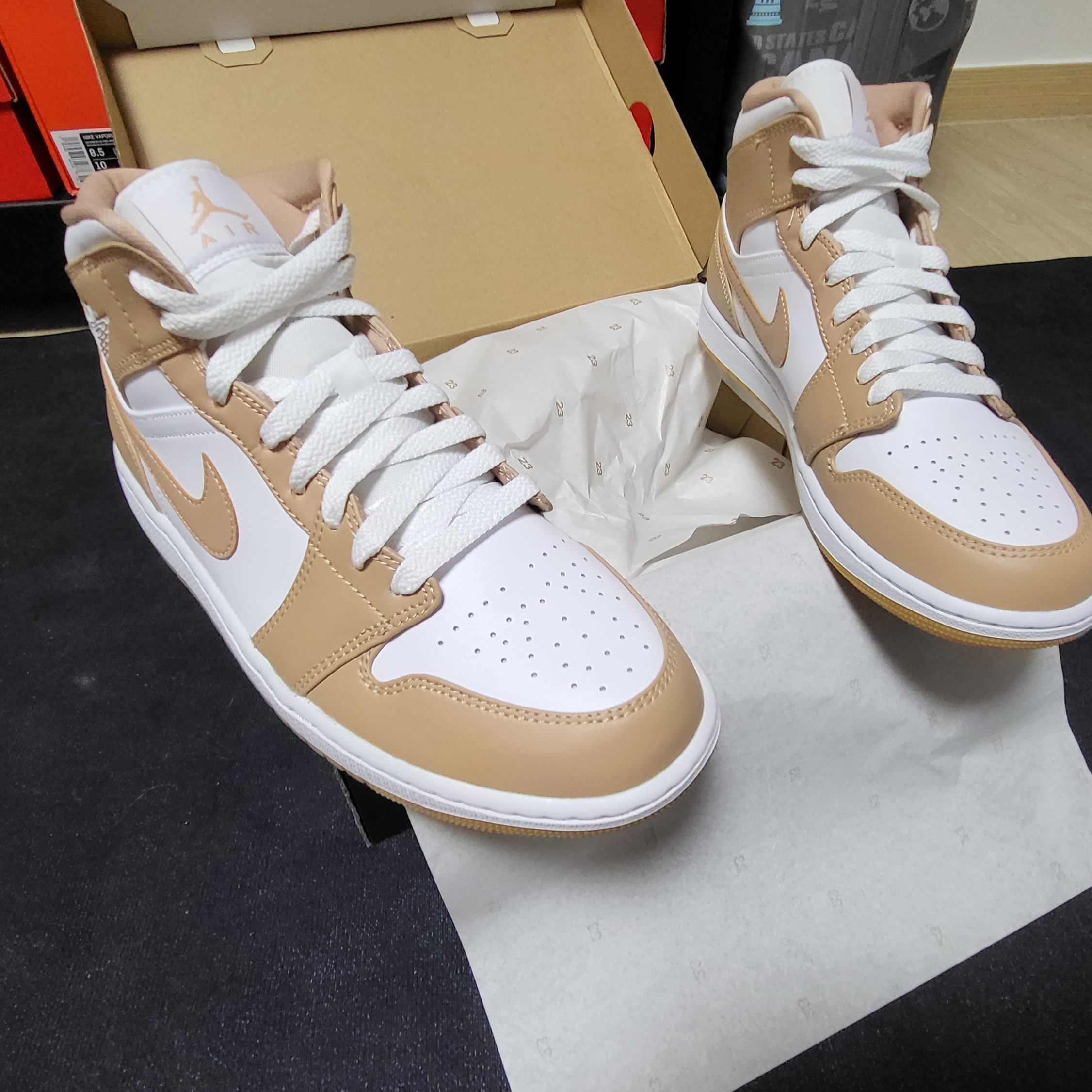 Jordan 1 Mid Tan Gum 착용 스타일 - 2