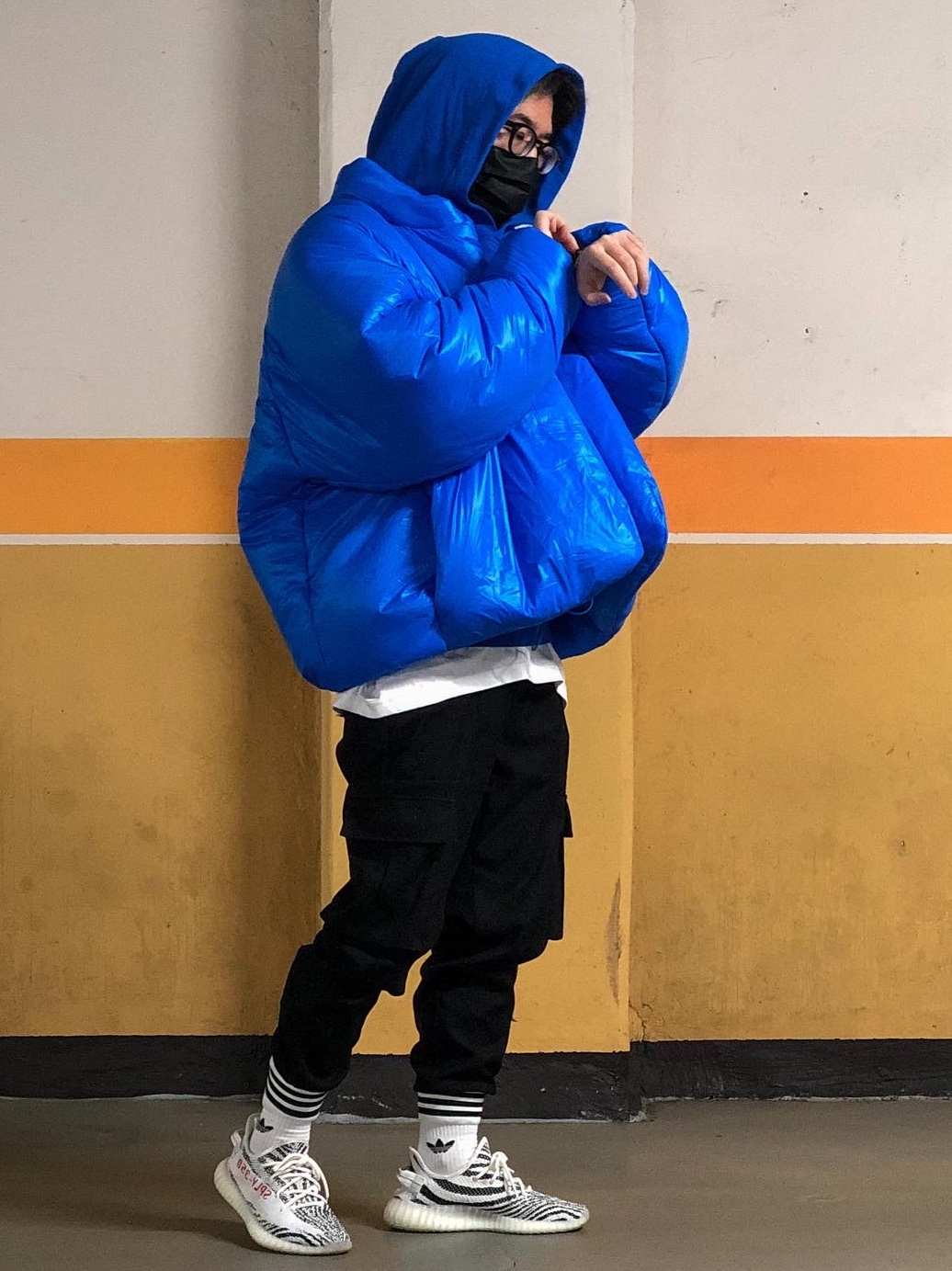 Yeezy Gap Hoodie Blue, Yeezy Gap Round Jacket Blue 착용 스타일 - 2