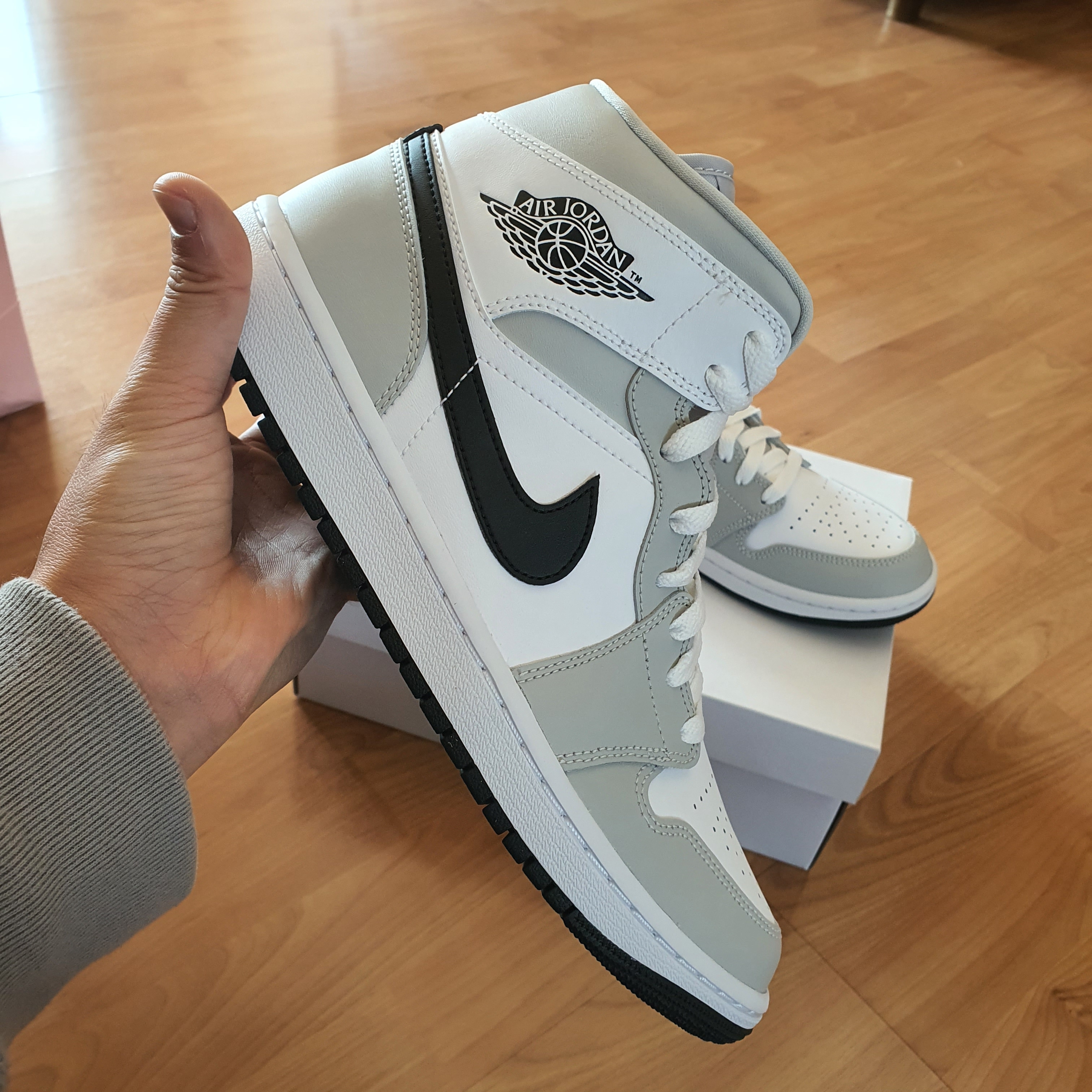(W) Jordan 1 Mid Grey Fog 착용 스타일 - 1