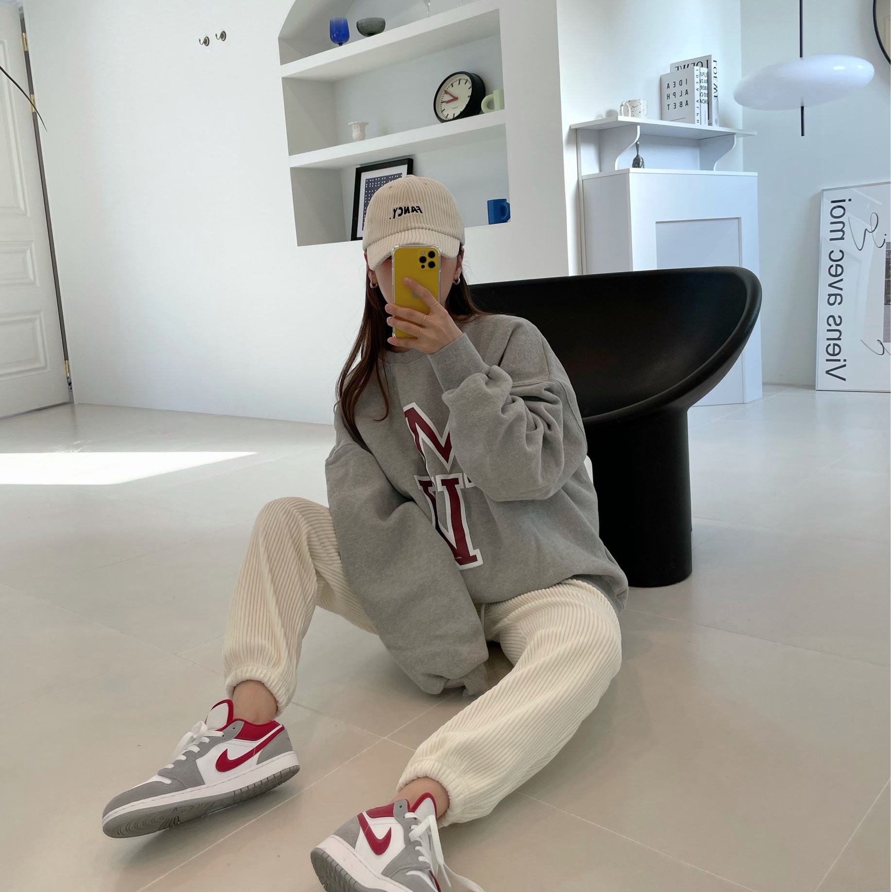 (GS) Jordan 1 Low SE Light Smoke Grey Gym Red 착용 스타일 - 1