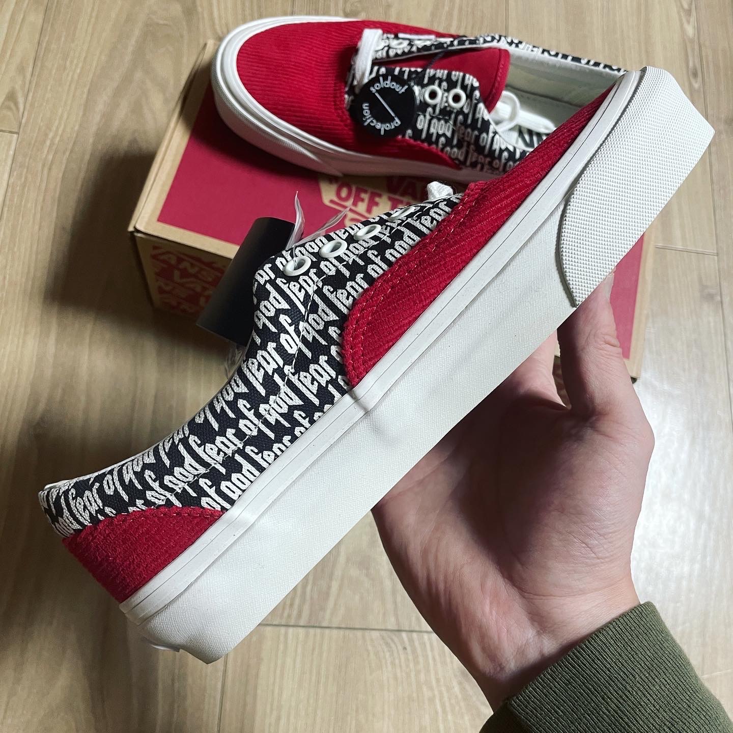 Vans Vault x Fear of God OG Era 95 DX Red 착용 스타일 - 3